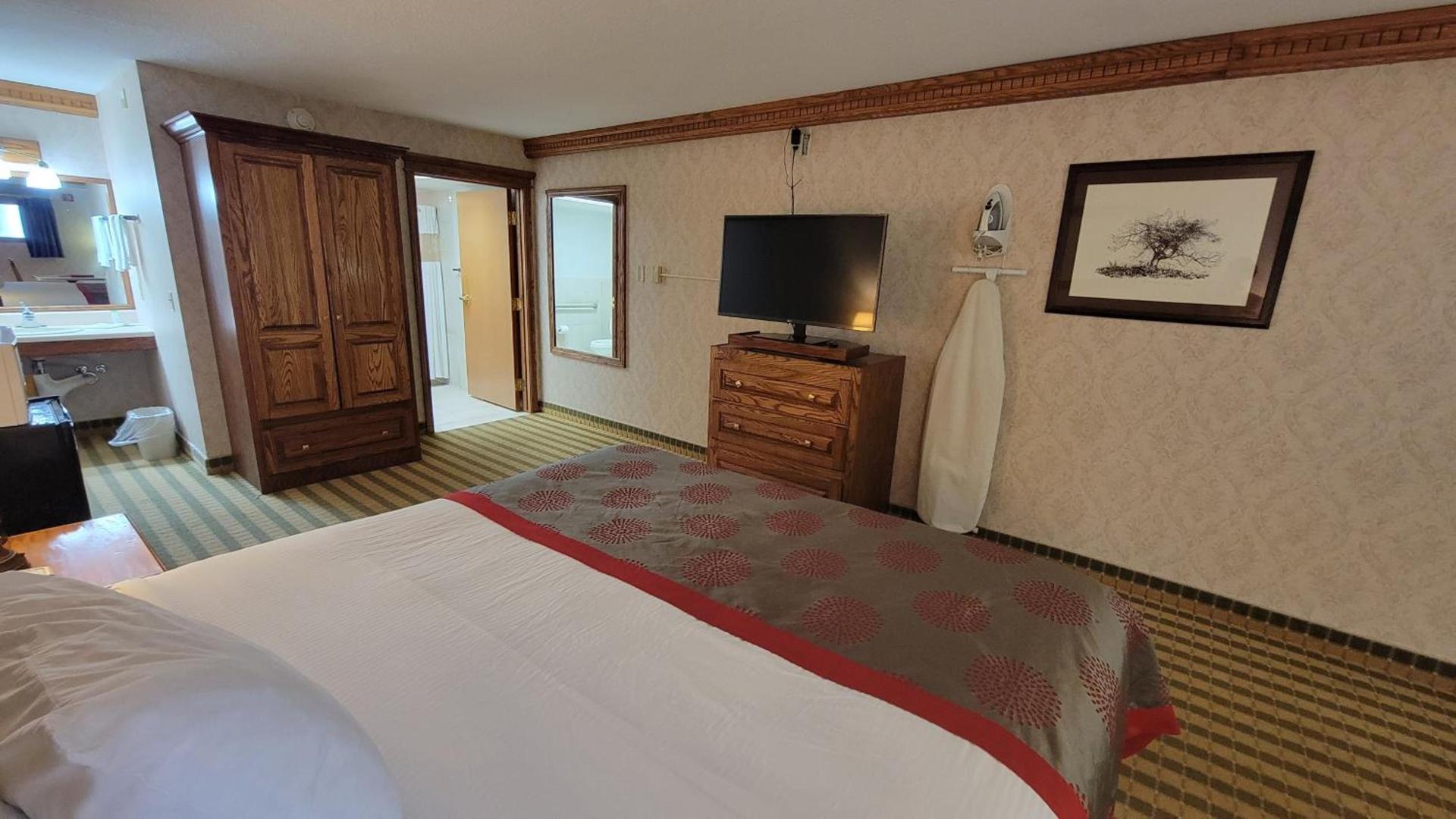 Ramada by Wyndham Saginaw Hotel & Suites photo 35