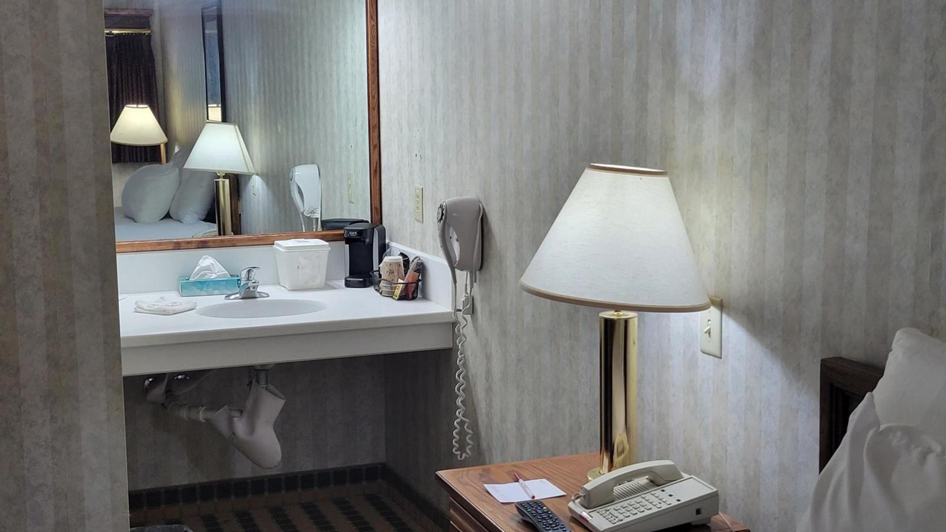 Ramada by Wyndham Saginaw Hotel & Suites photo 38