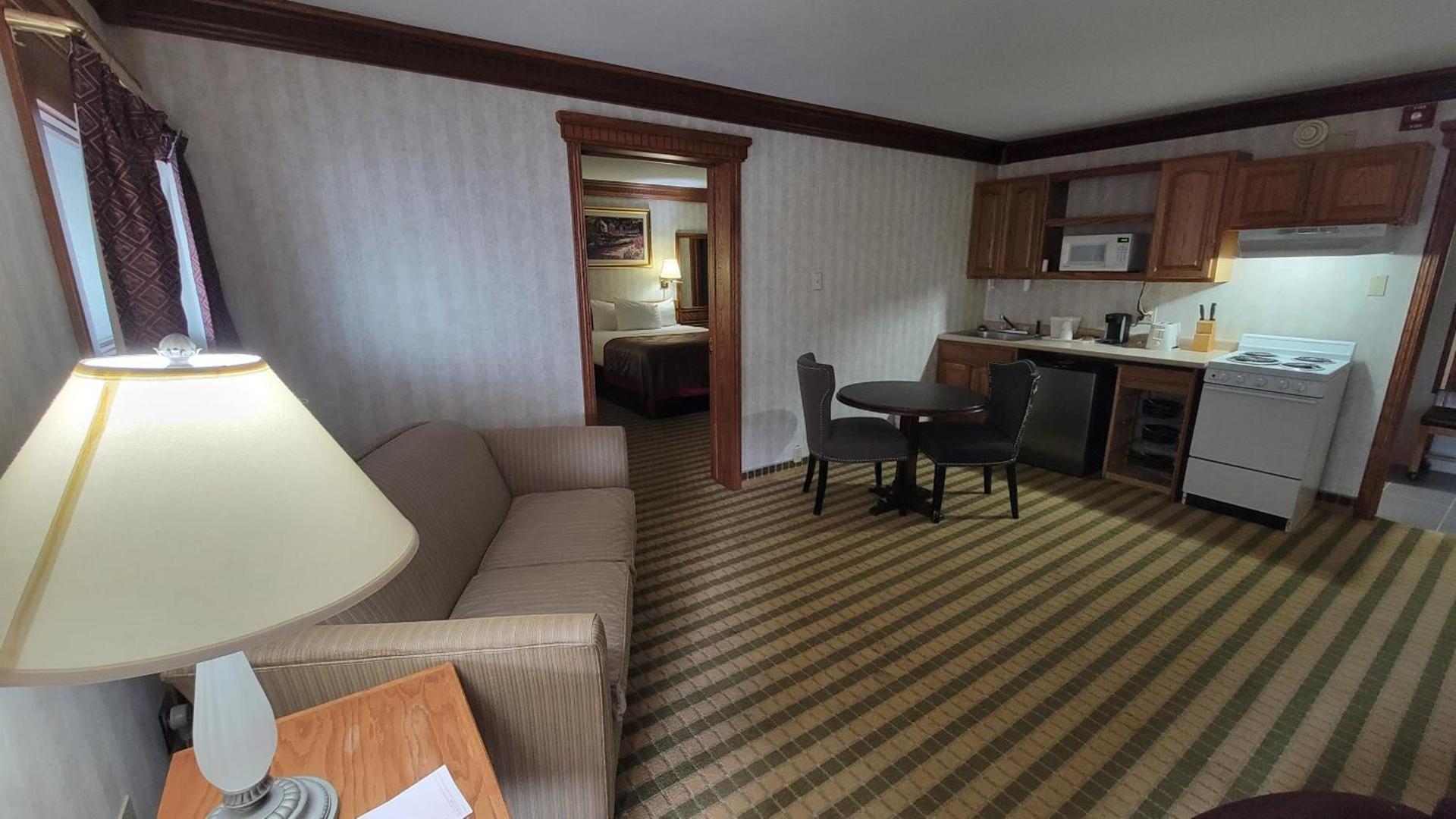 Ramada by Wyndham Saginaw Hotel & Suites photo 41