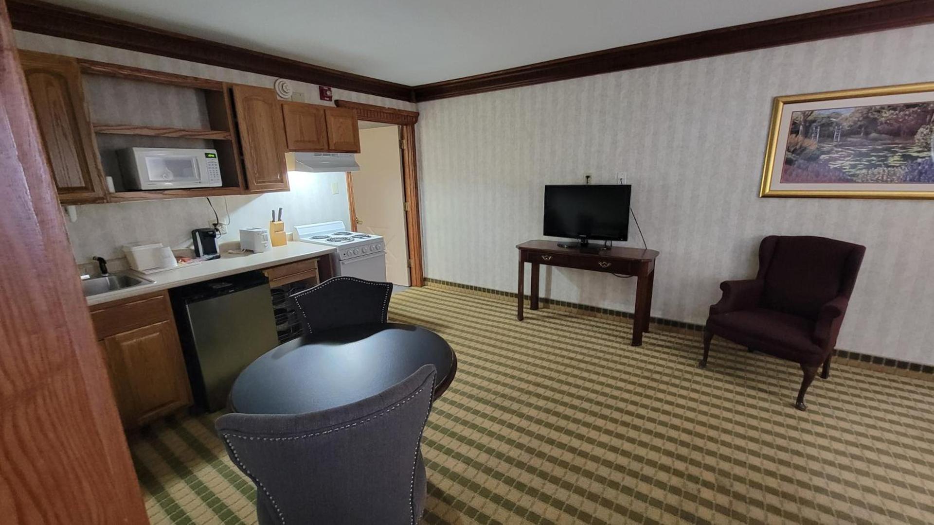 Ramada by Wyndham Saginaw Hotel & Suites photo 40