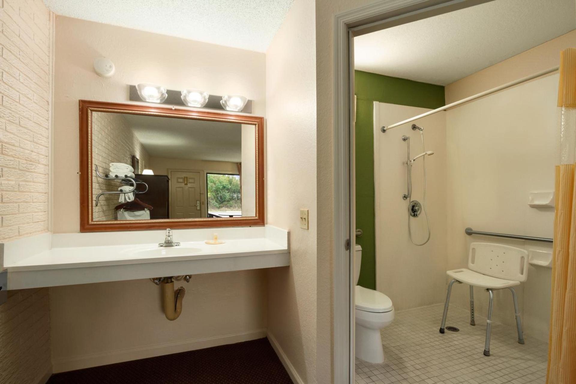 Days Inn by Wyndham Hardeeville/ I-95 State Line photo 24