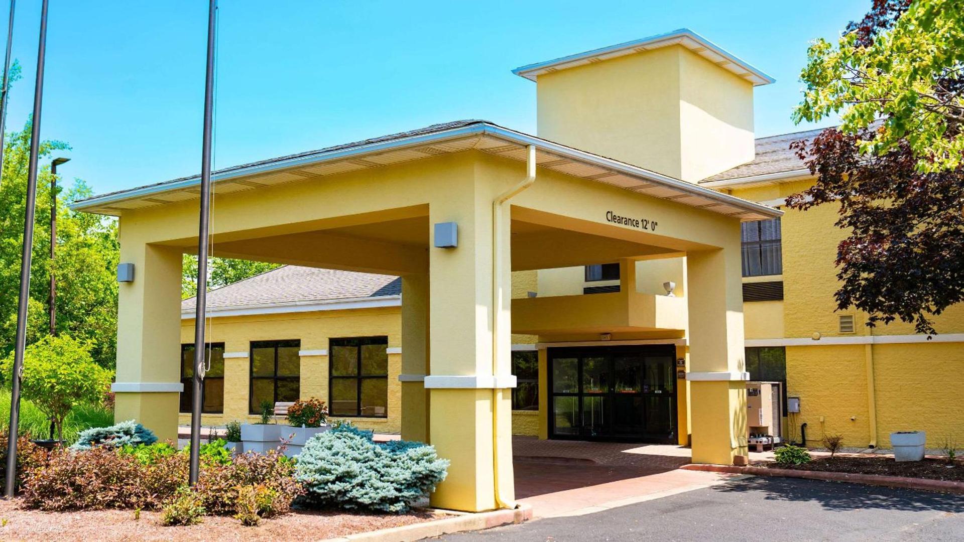 Quality Inn & Suites Oakwood Village - Cleveland South photo 2