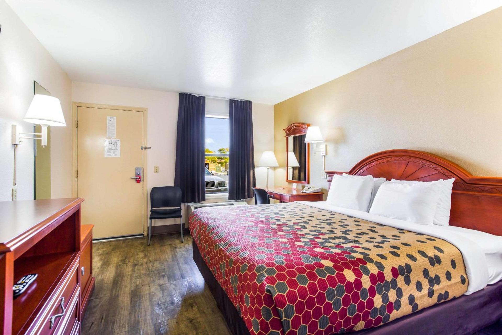 Econo Lodge Lebanon photo 9