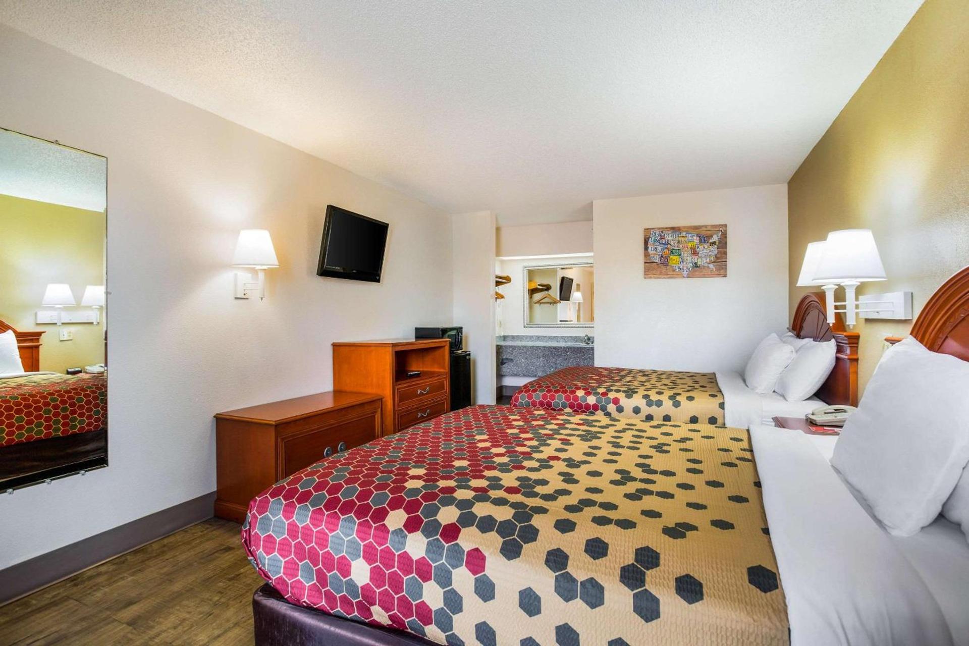 Econo Lodge Lebanon photo 13