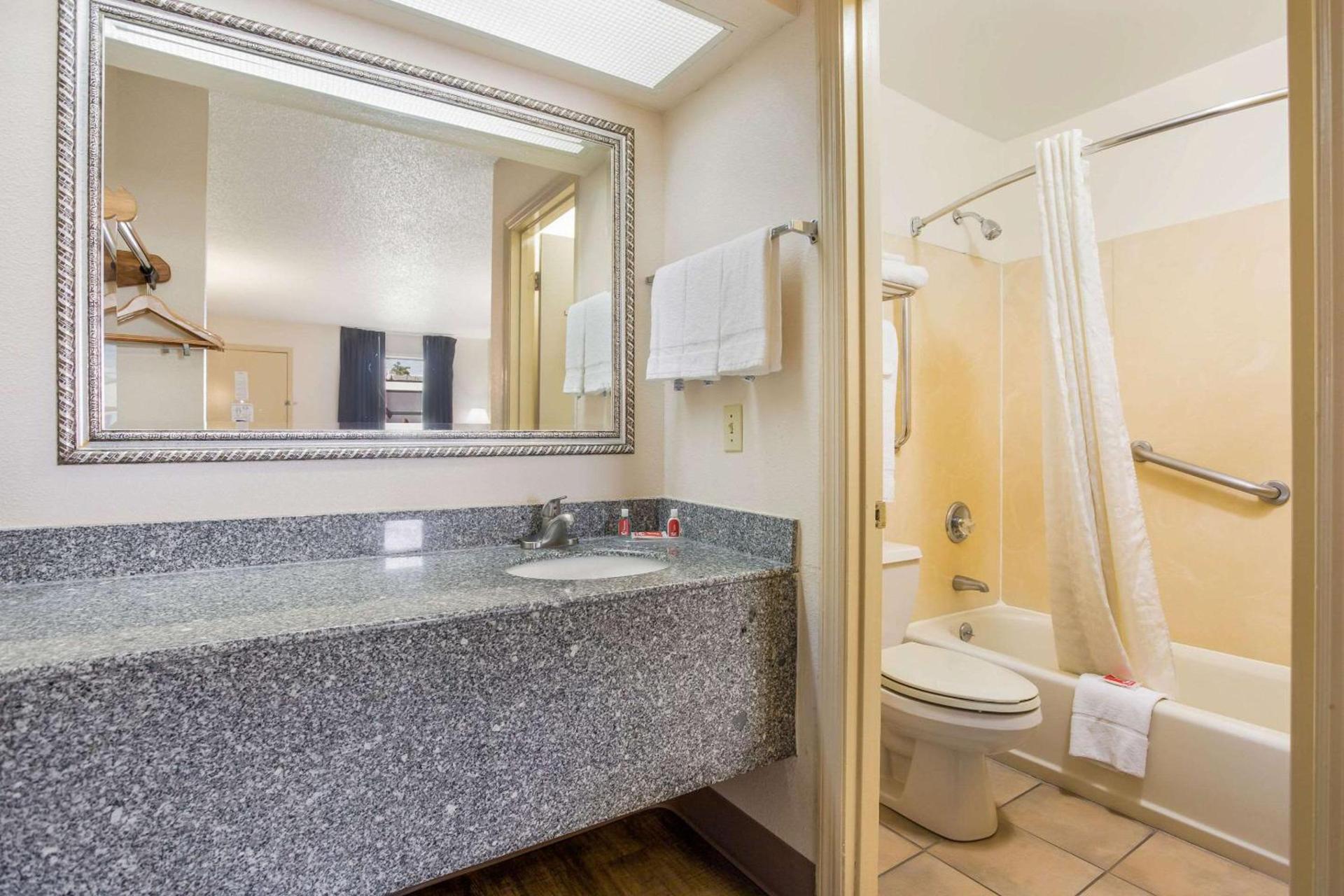 Econo Lodge Lebanon photo 16