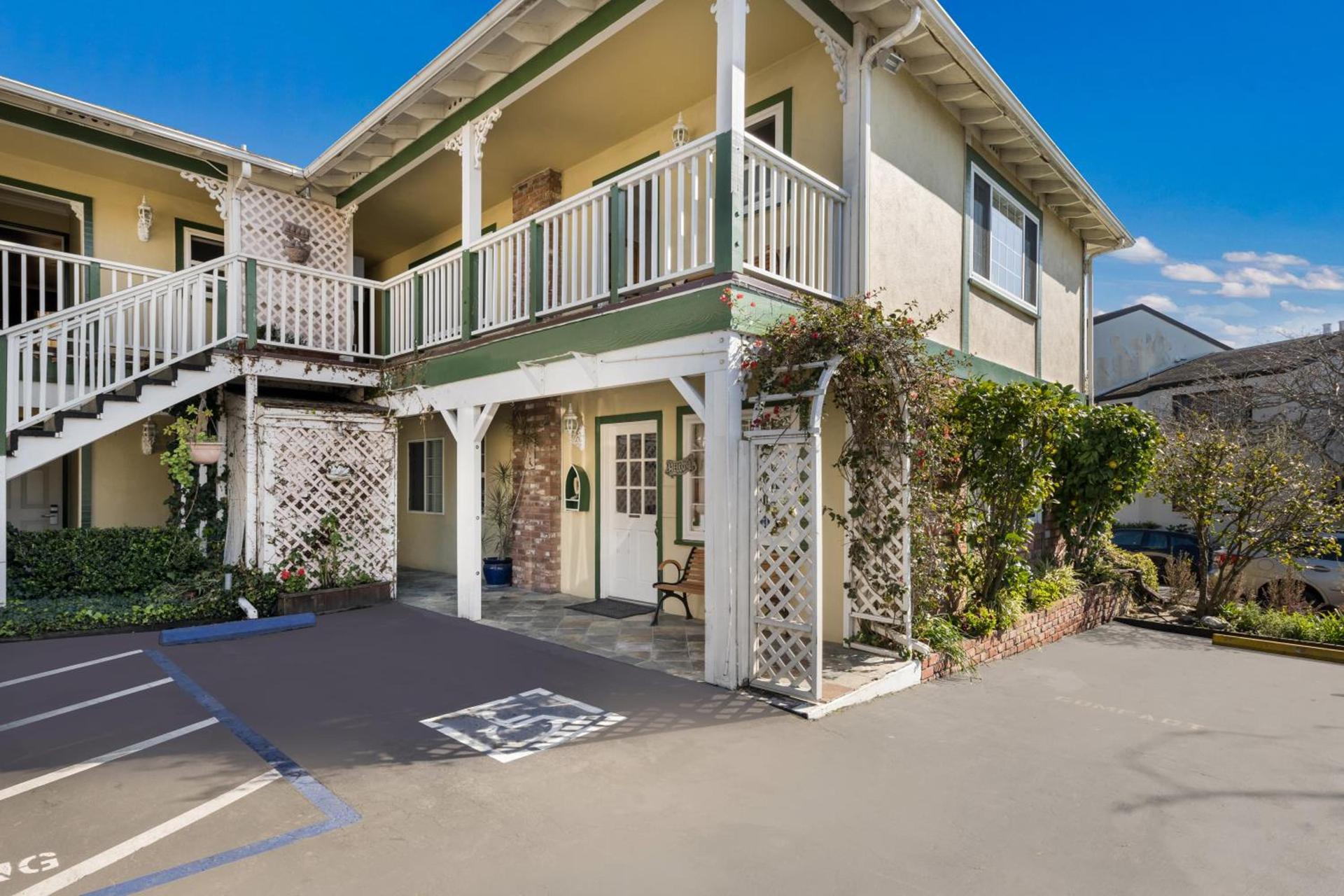 Carmel Inn & Suites photo 1