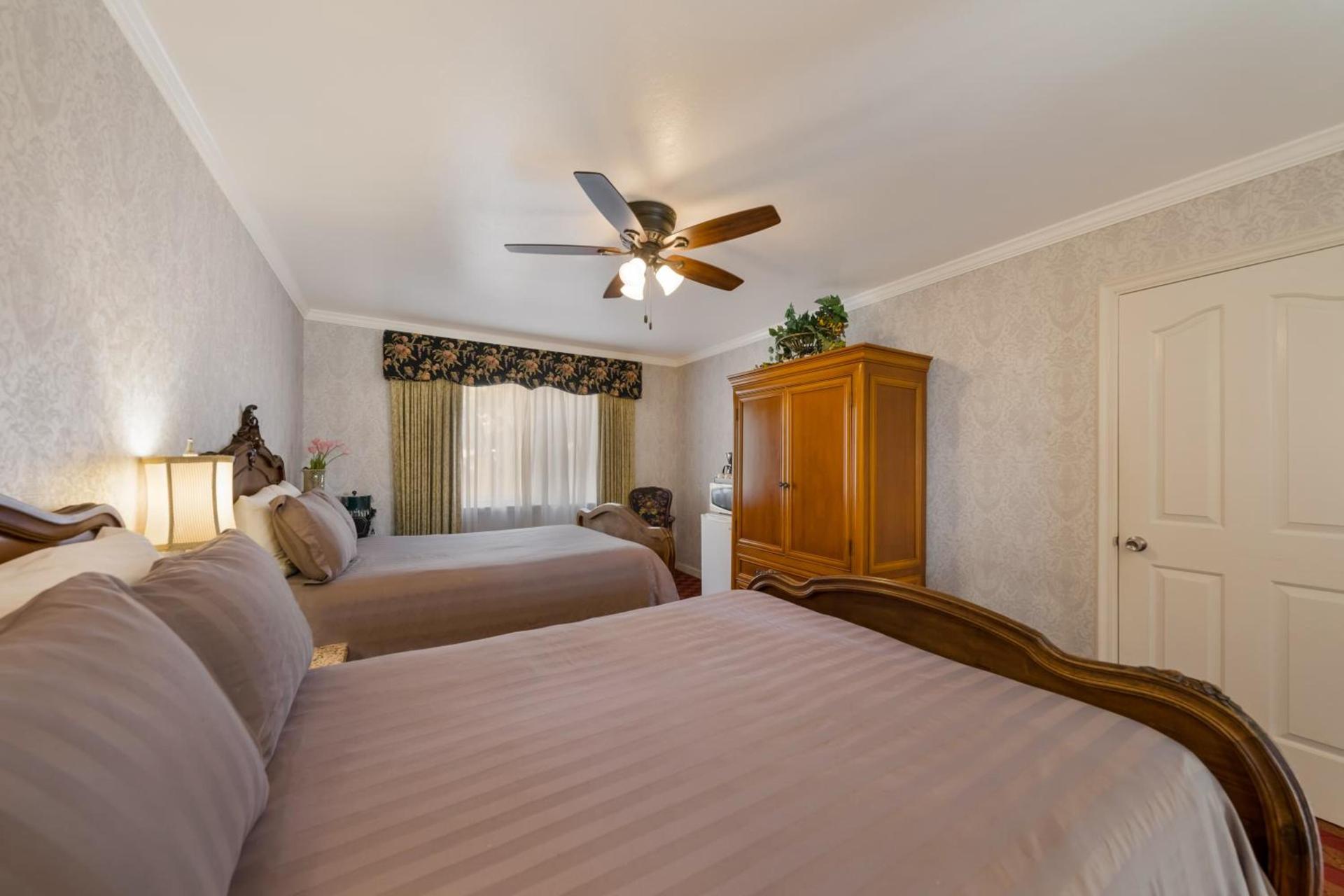 Carmel Inn & Suites photo 9