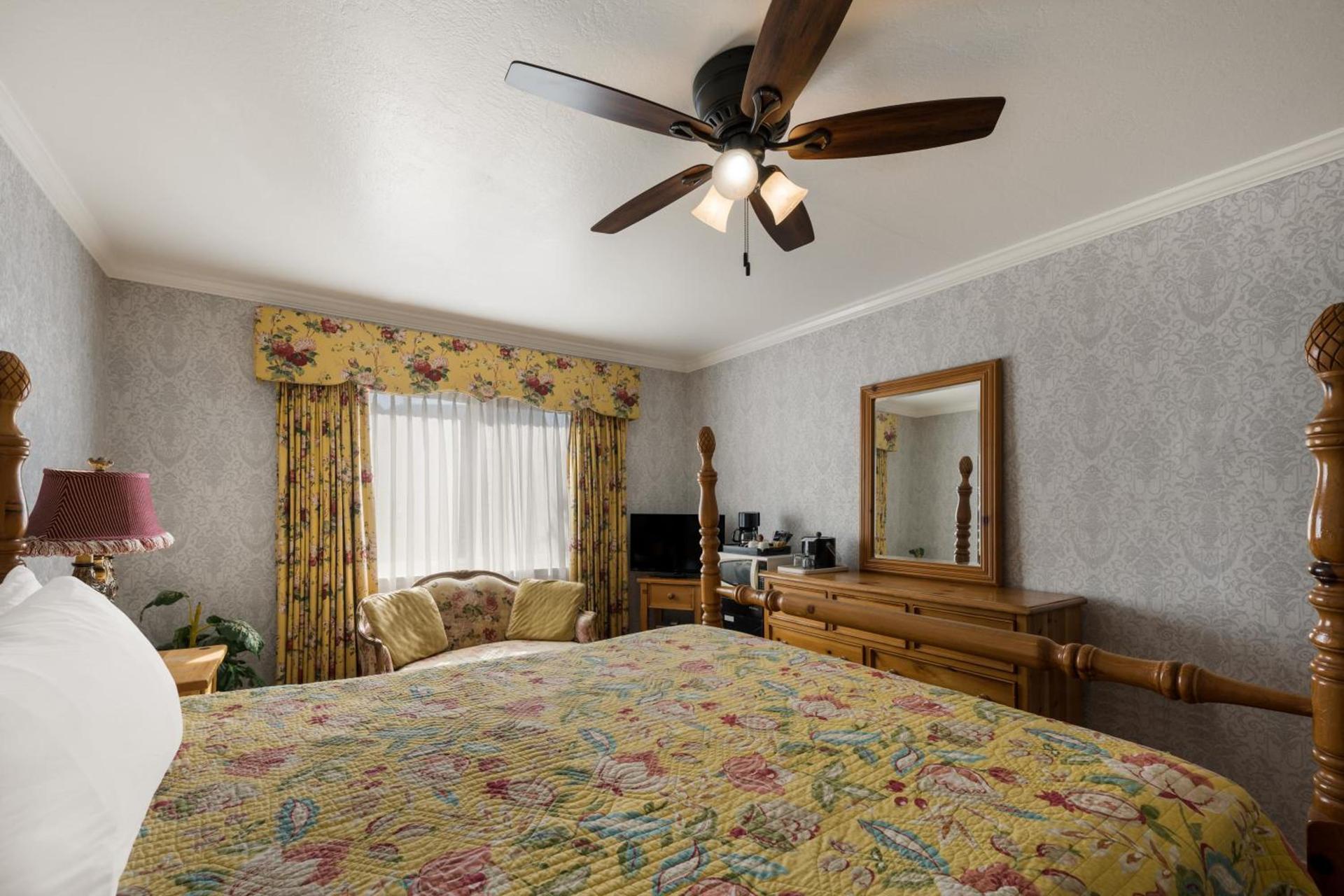 Carmel Inn & Suites photo 8