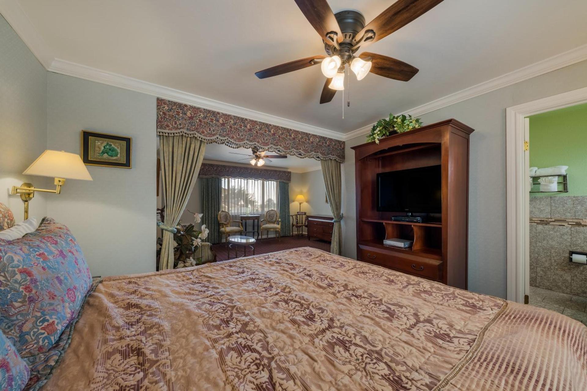 Carmel Inn & Suites photo 11