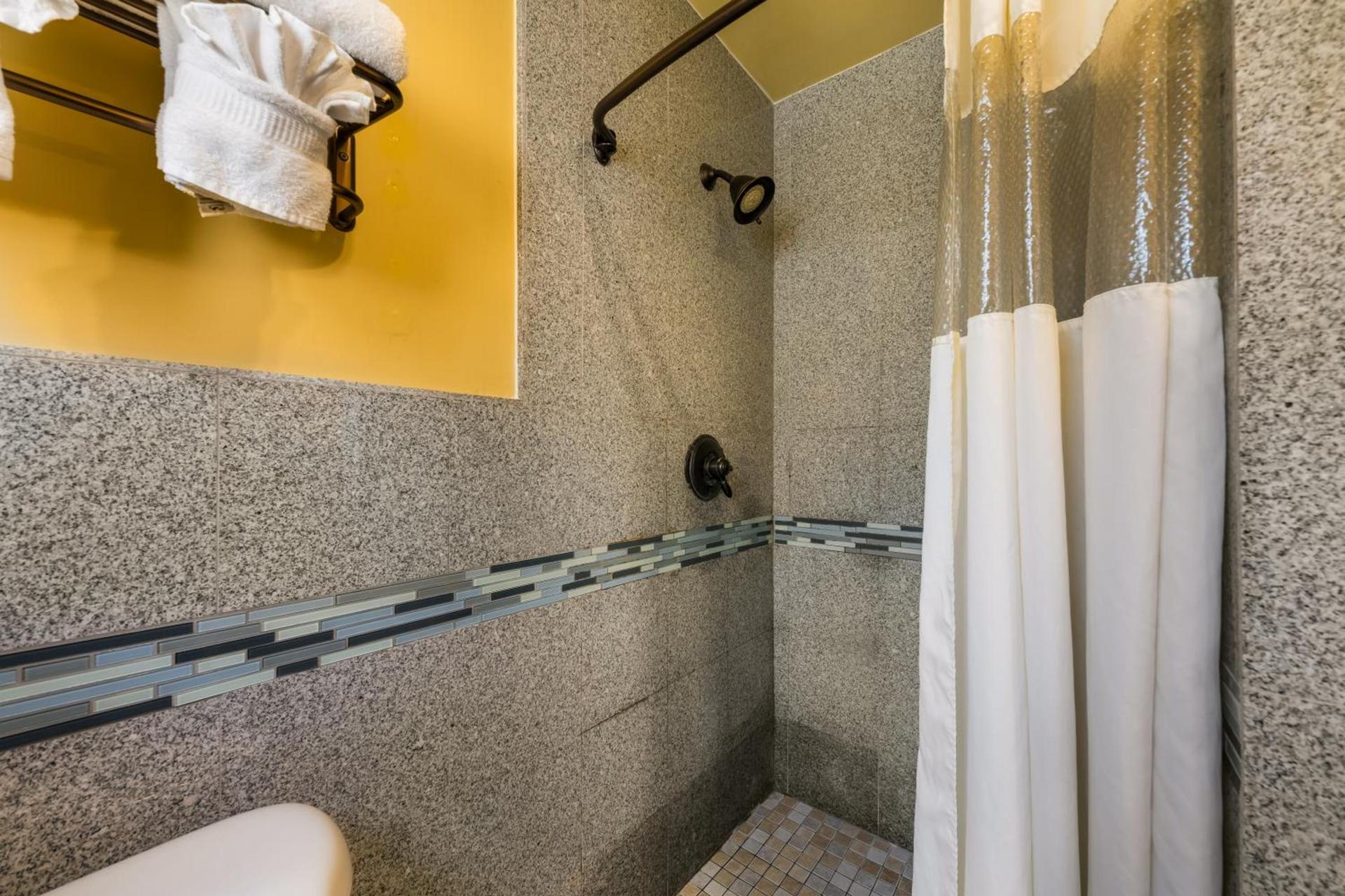 Carmel Inn & Suites photo 12