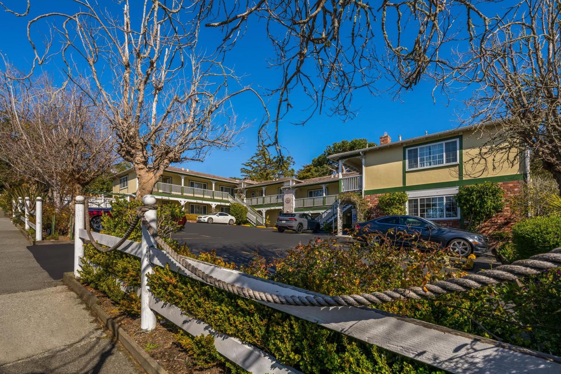 Carmel Inn & Suites photo 2