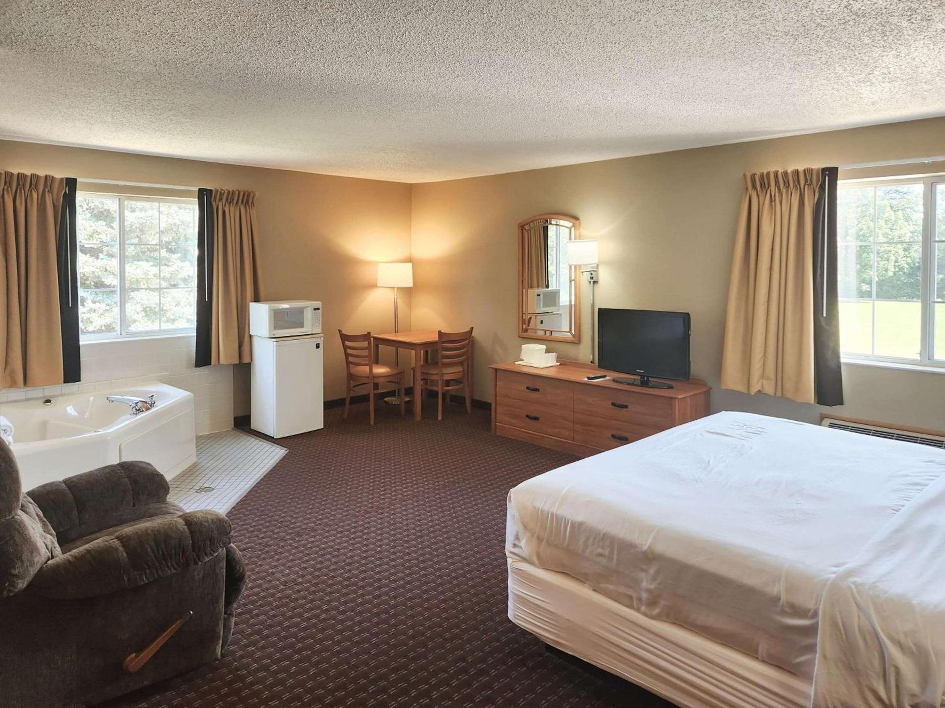 MainStay Suites LeClaire - Quad Cities photo 5