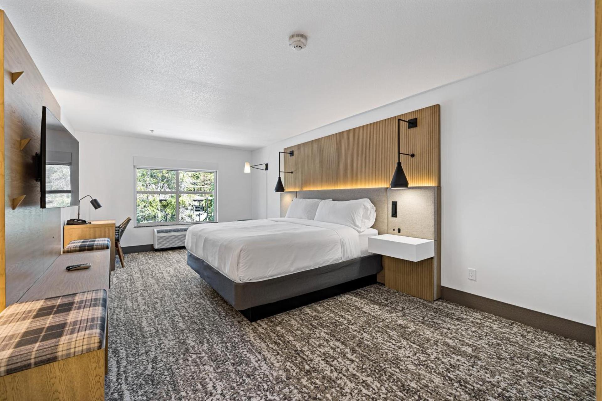The Evergreen Hotel photo 2