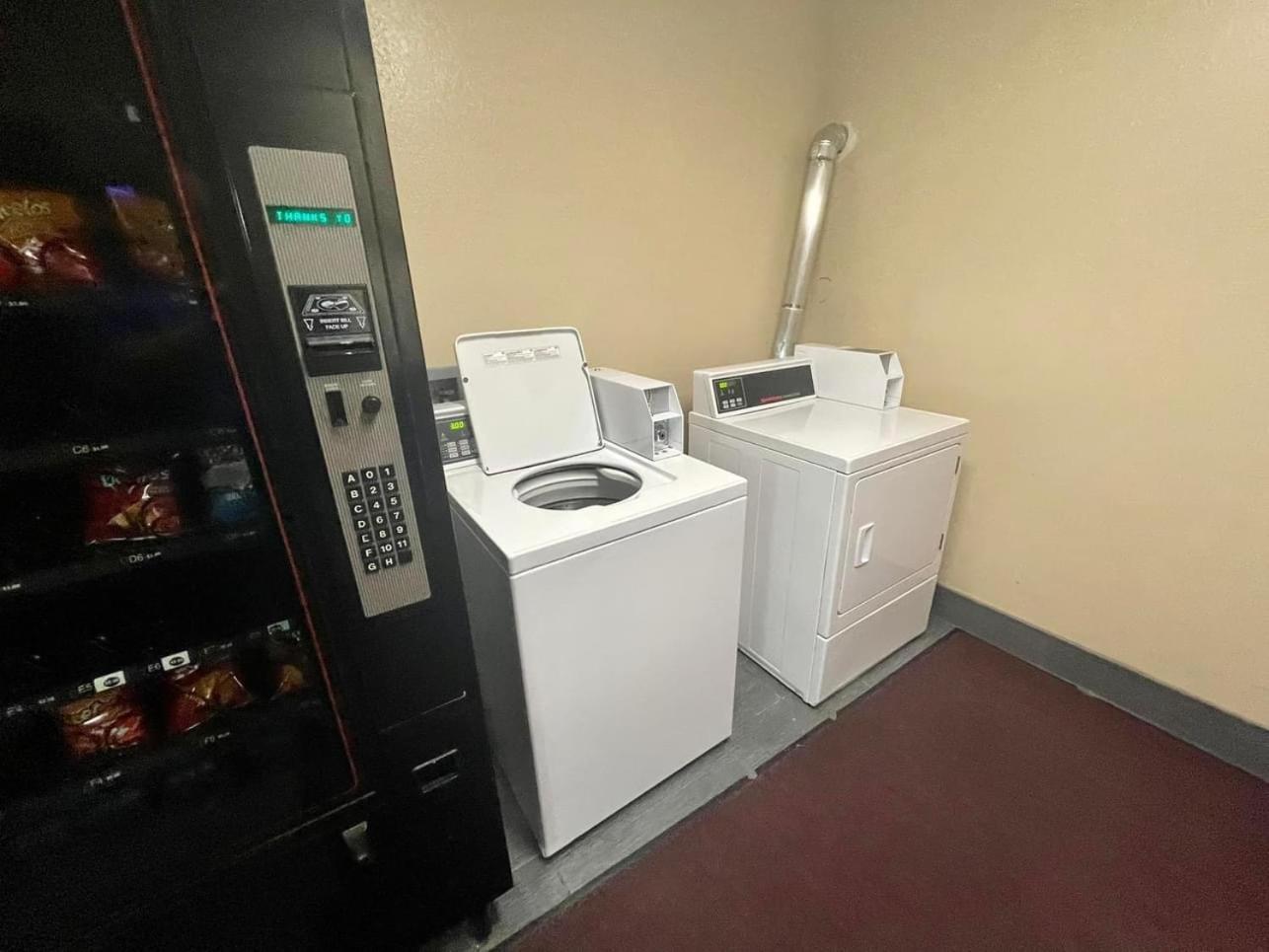 Super 8 by Wyndham Paris IL photo 25