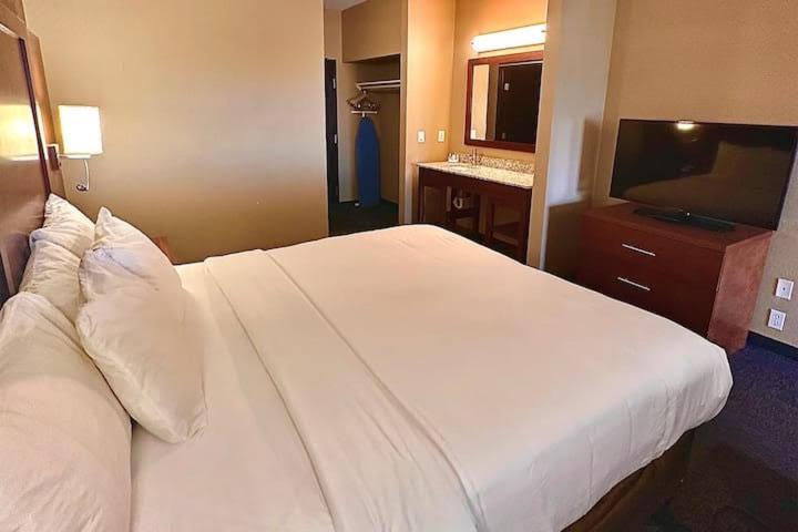 Baymont by Wyndham Phoenix North photo 6