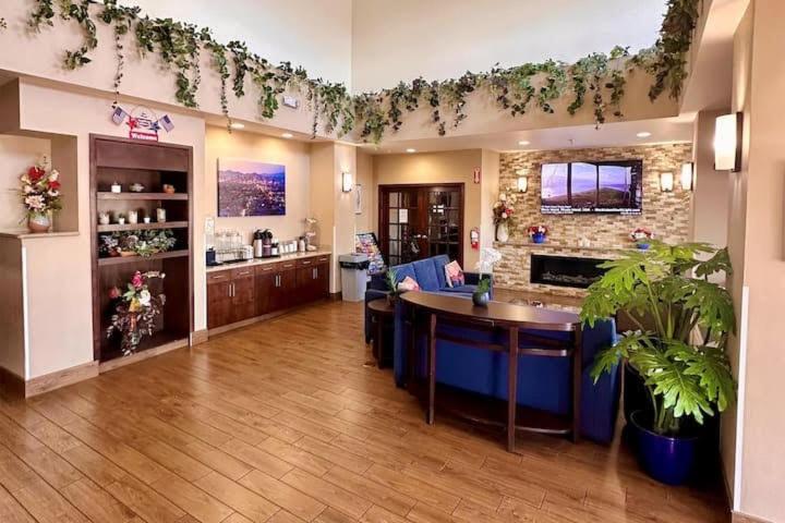 Baymont by Wyndham Phoenix North photo 9