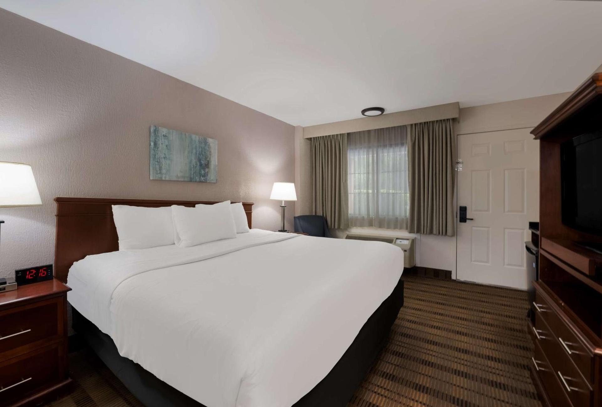 SureStay Plus by Best Western Woodbury Inn photo 8