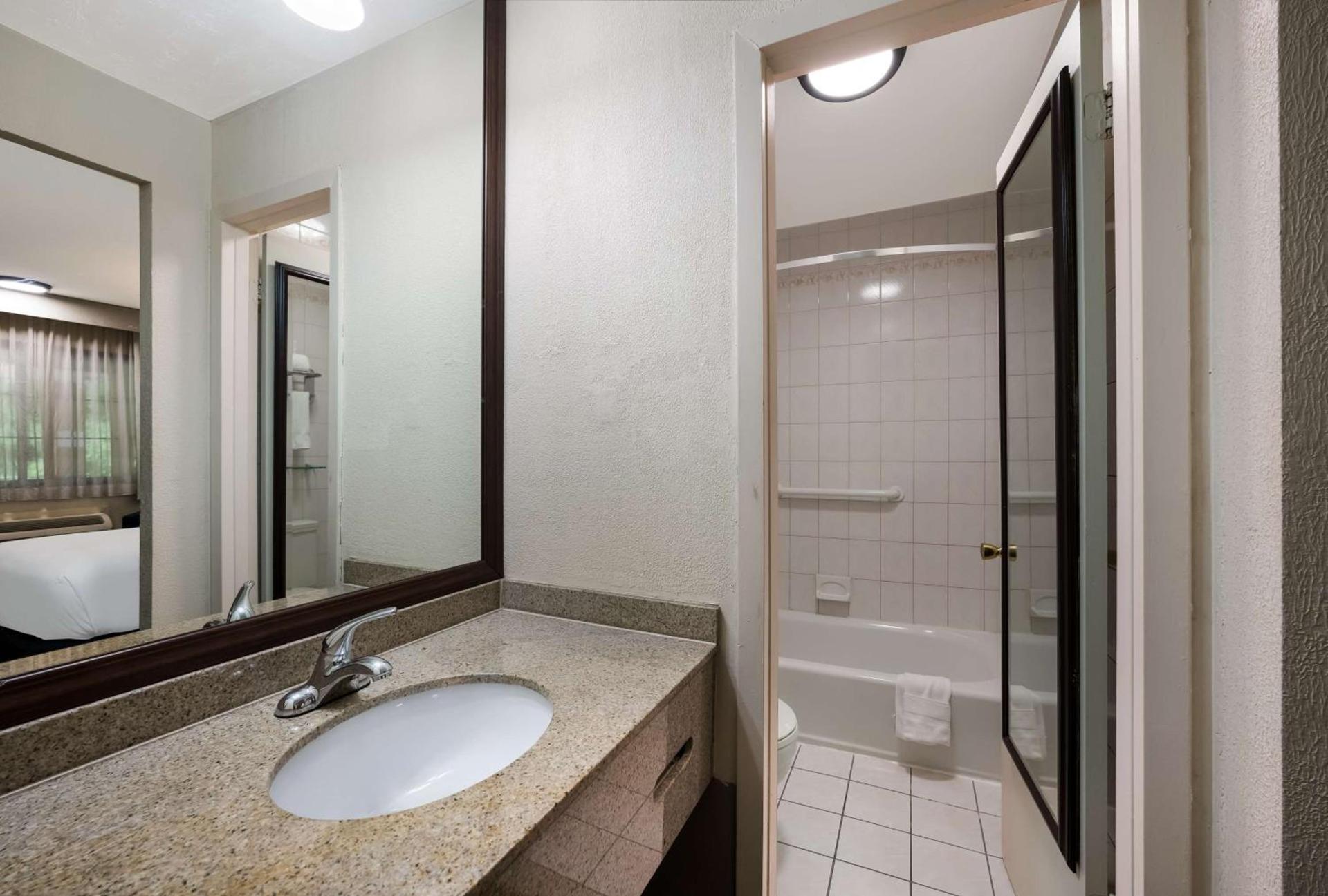 SureStay Plus by Best Western Woodbury Inn photo 18