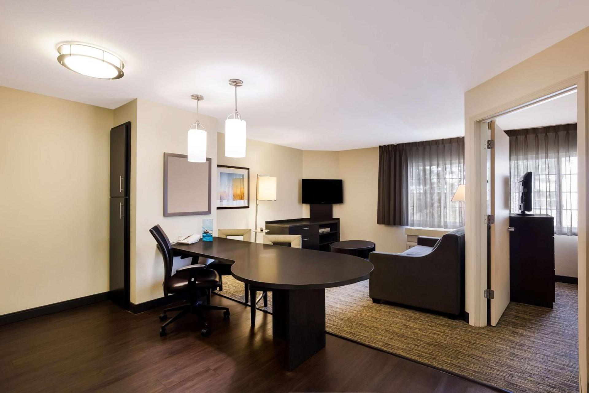 Sonesta Simply Suites St Louis Earth City photo 6