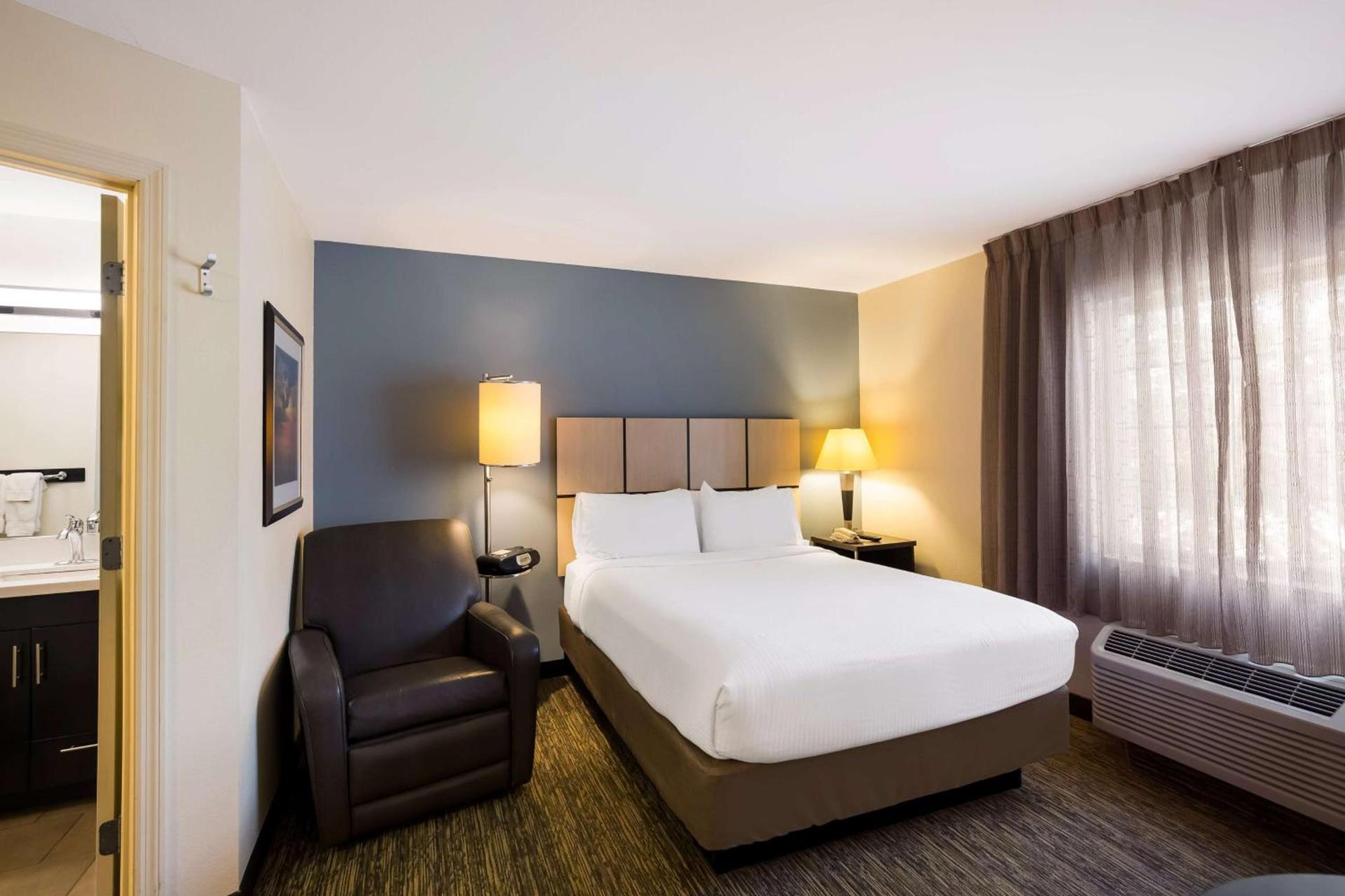 Sonesta Simply Suites St Louis Earth City photo 26
