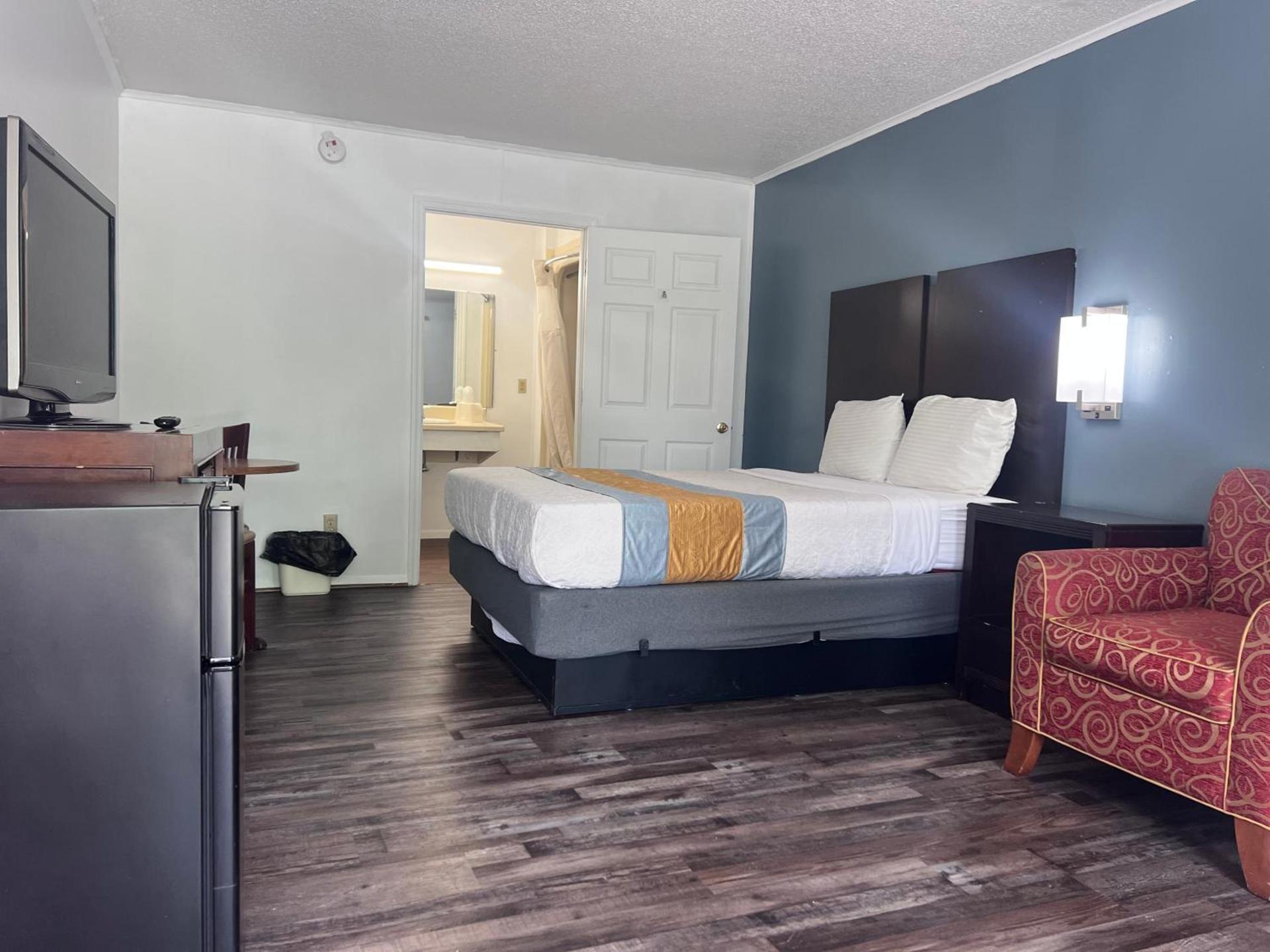 Smith Motel photo 28