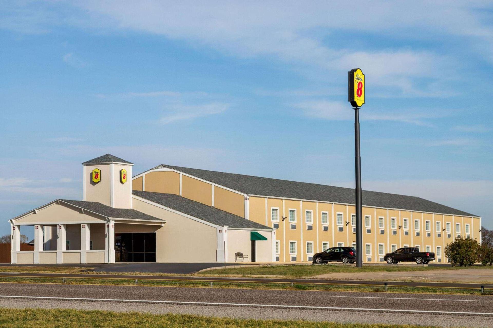 Super 8 by Wyndham Gainesville TX photo 2