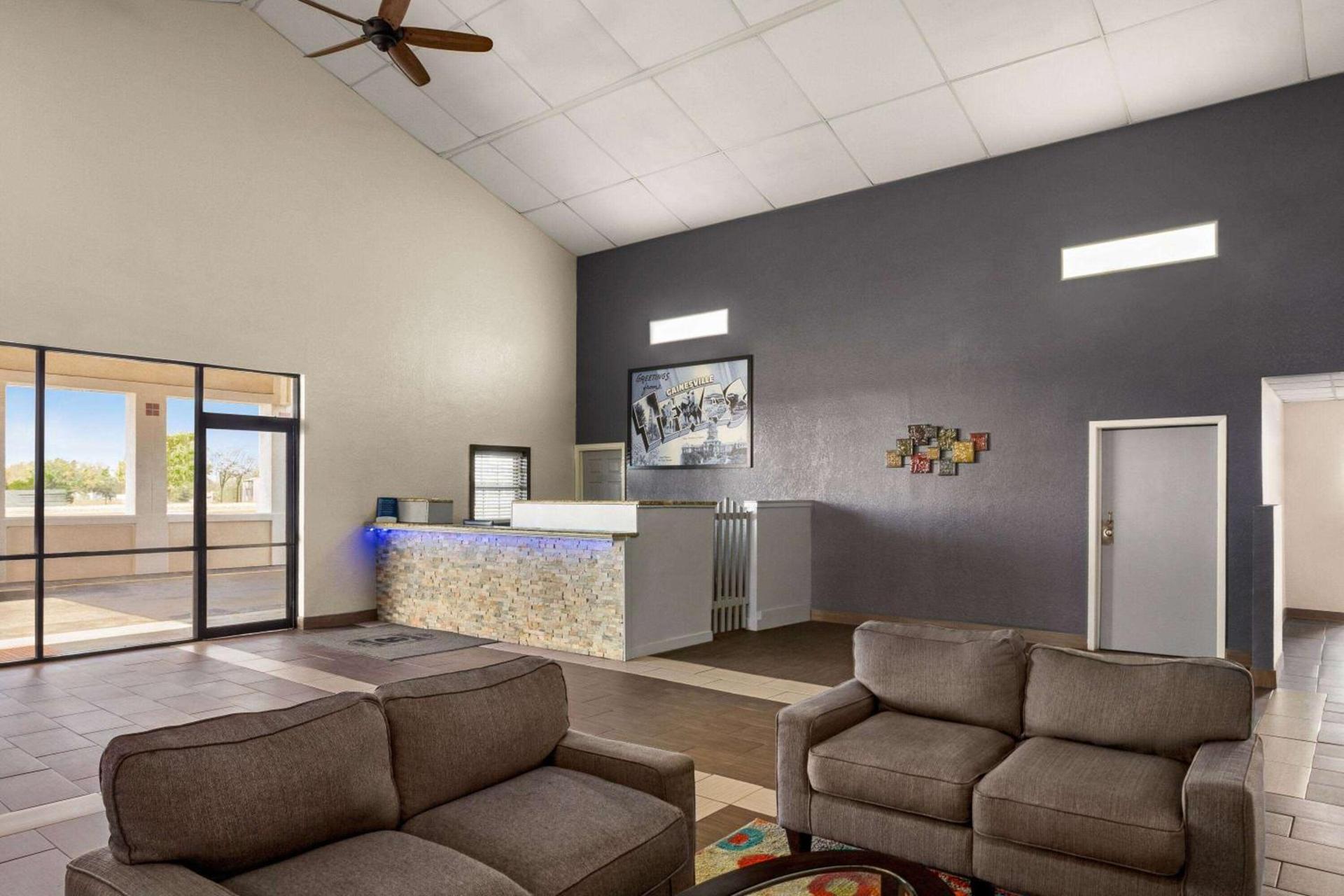 Super 8 by Wyndham Gainesville TX photo 4
