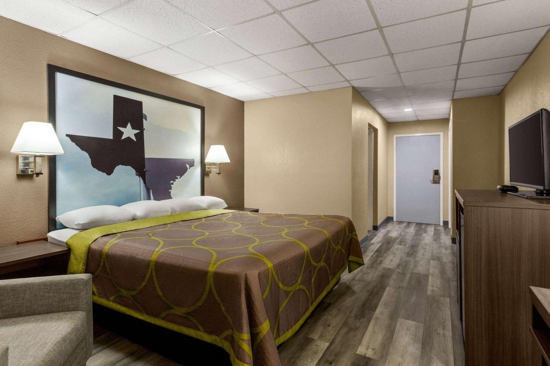 Super 8 by Wyndham Gainesville TX photo 11