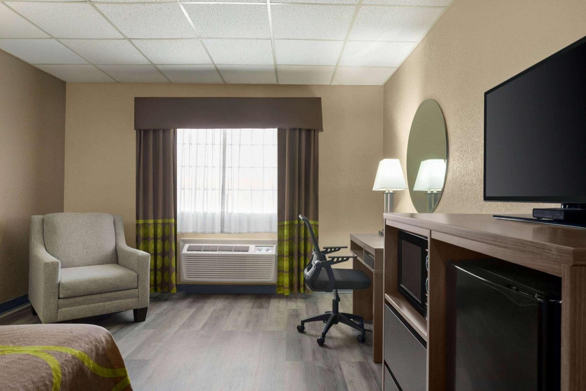 Super 8 by Wyndham Gainesville TX photo 12