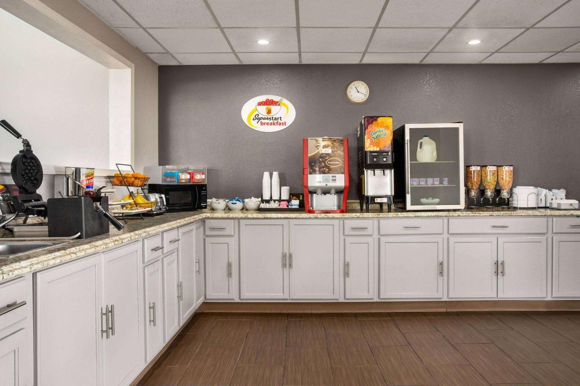 Super 8 by Wyndham Gainesville TX photo 19