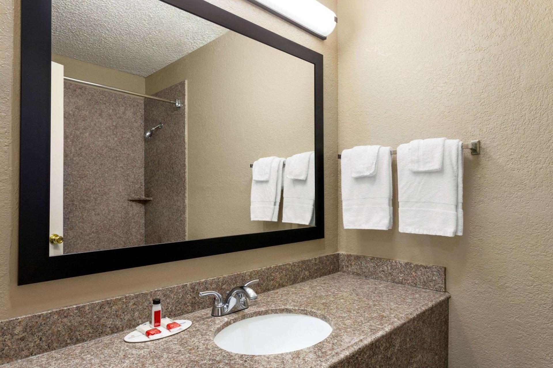 Super 8 by Wyndham Gainesville TX photo 18