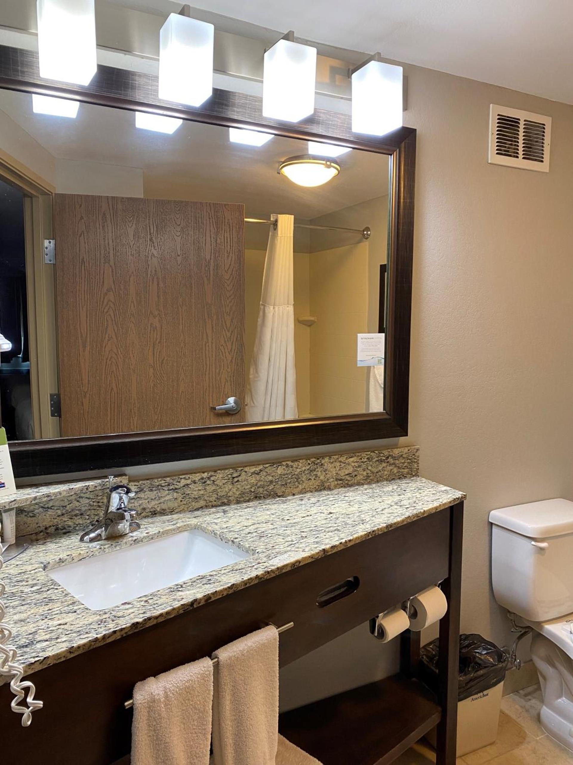 AmericInn by Wyndham Algona photo 40