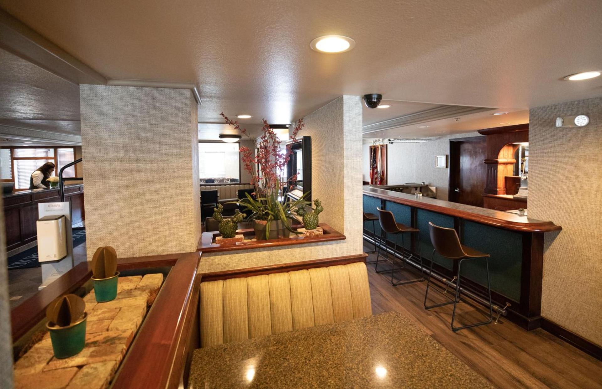 Oxnard Inn Lancaster photo 28