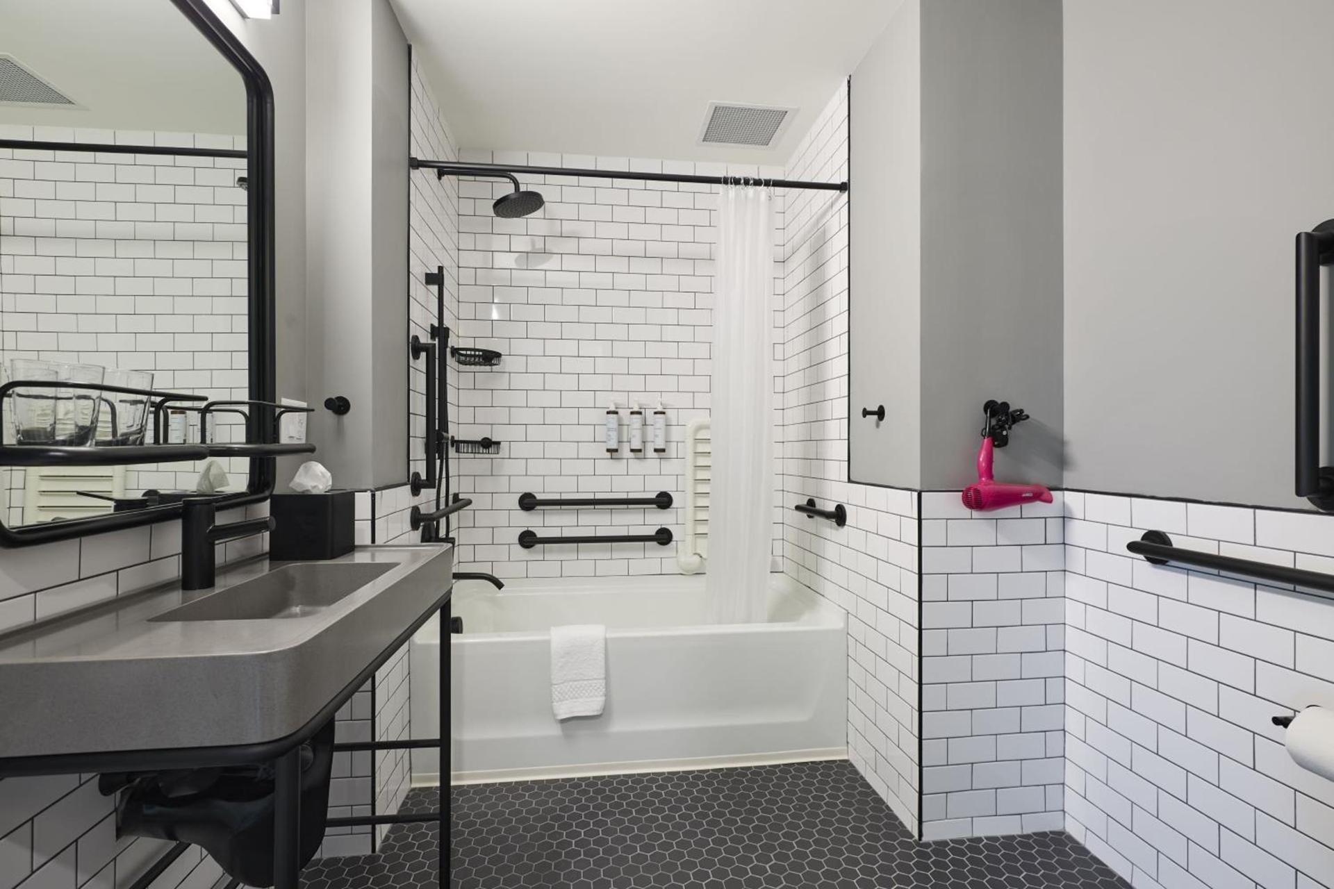 Moxy Charleston Downtown photo 7