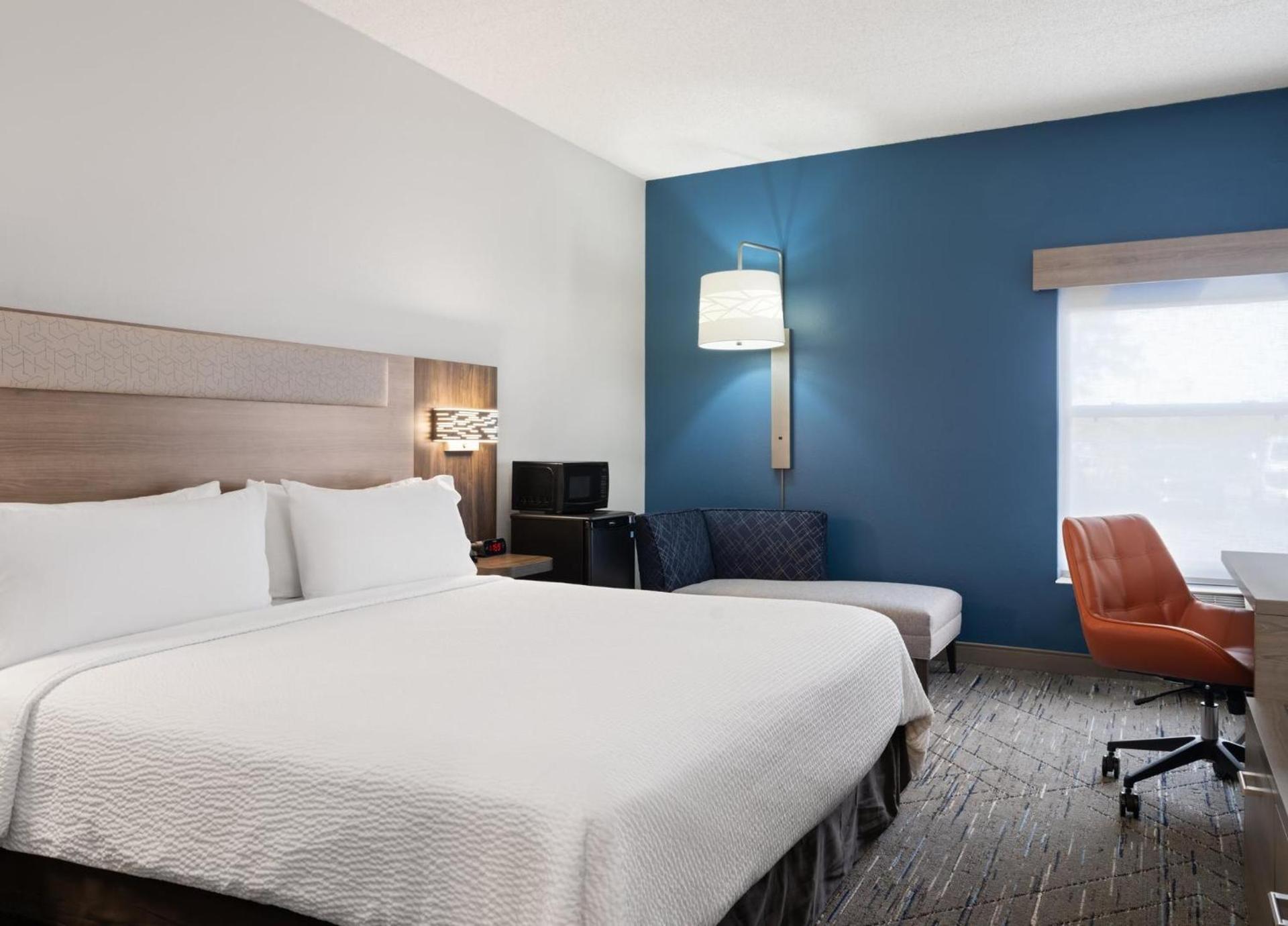 Holiday Inn Express Indianapolis Airport by IHG photo 56