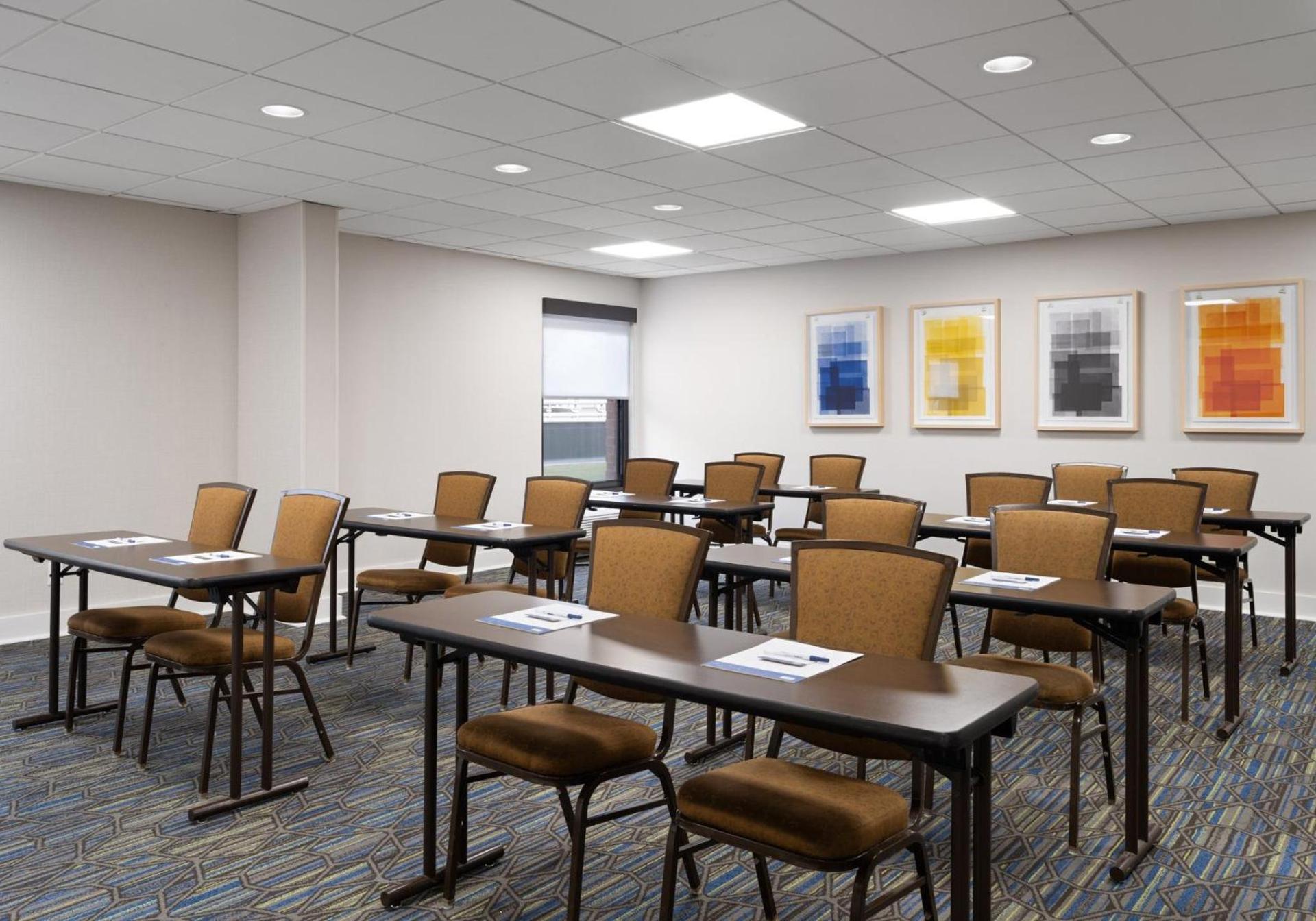 Holiday Inn Express Indianapolis Airport by IHG photo 46