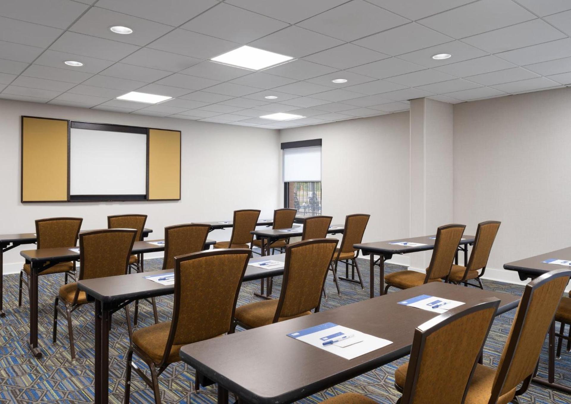Holiday Inn Express Indianapolis Airport by IHG photo 45
