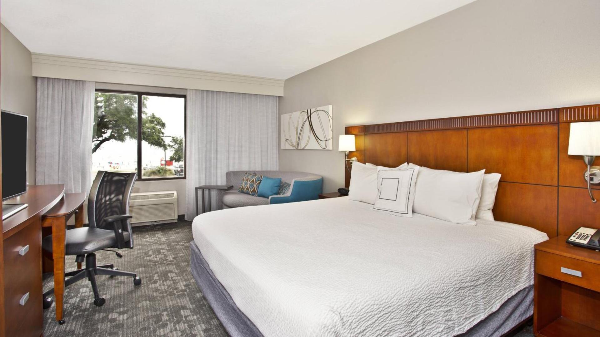 Courtyard by Marriott Gulfport Beachfront photo 30