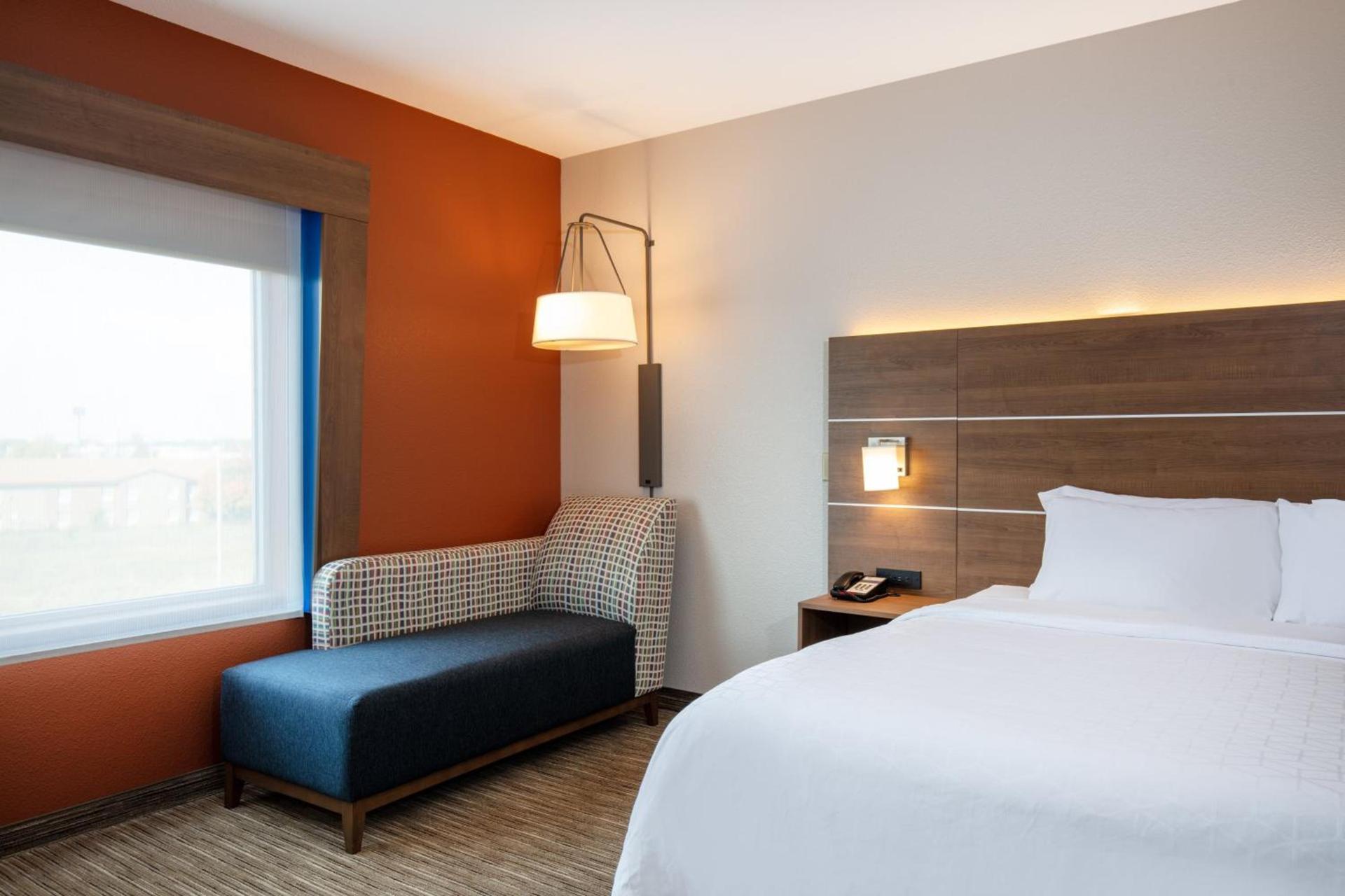 Holiday Inn Express & Suites - Beloit by IHG photo 49