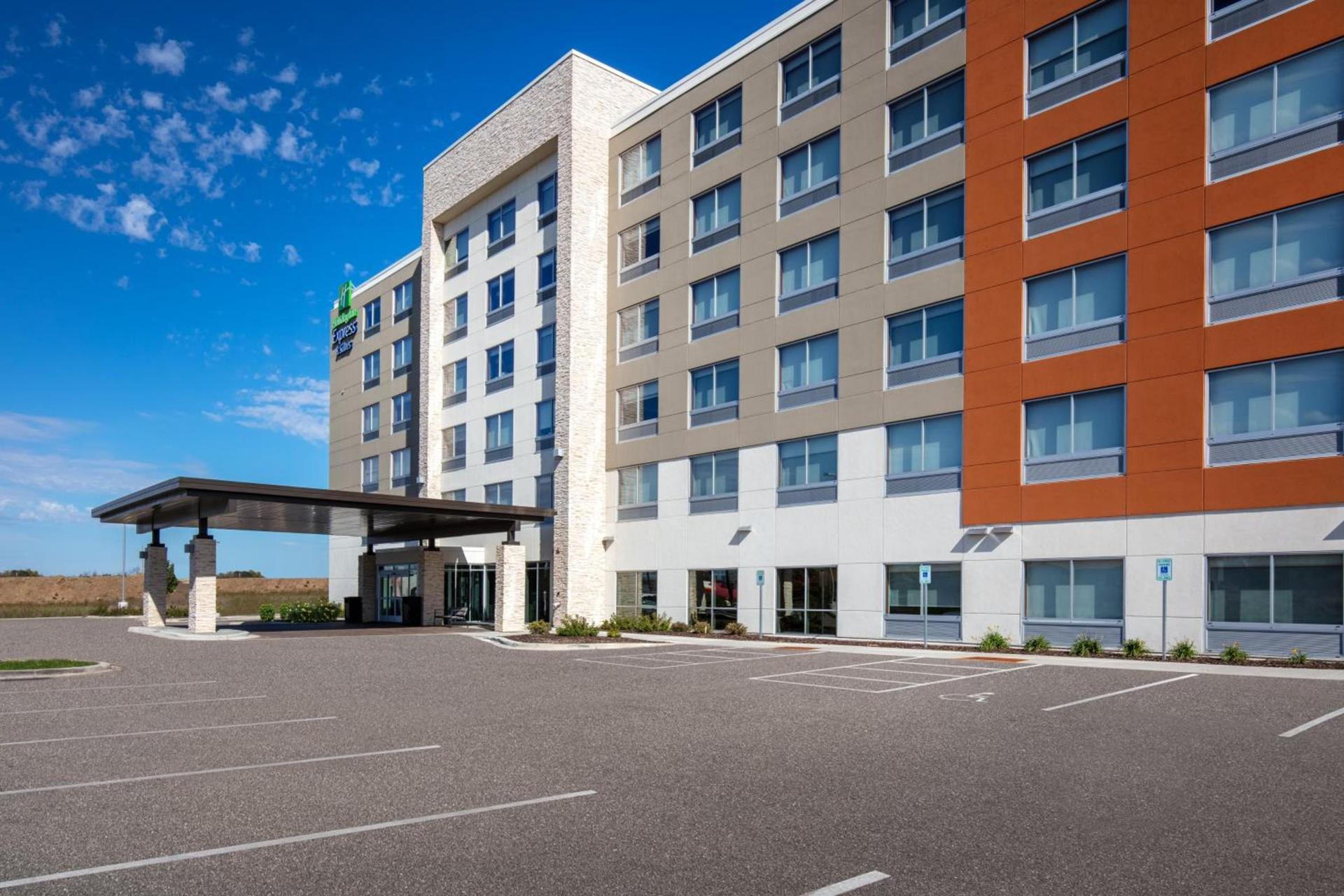 Holiday Inn Express & Suites - Beloit by IHG photo 60