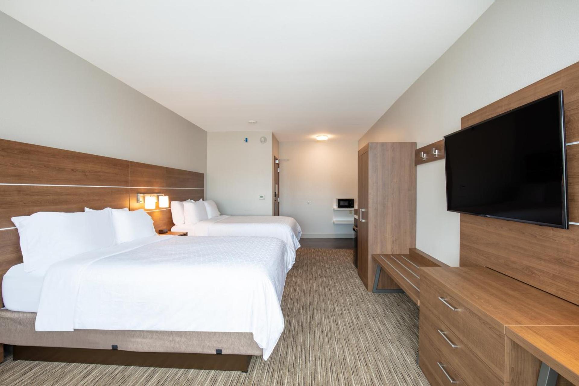 Holiday Inn Express & Suites - Beloit by IHG photo 41