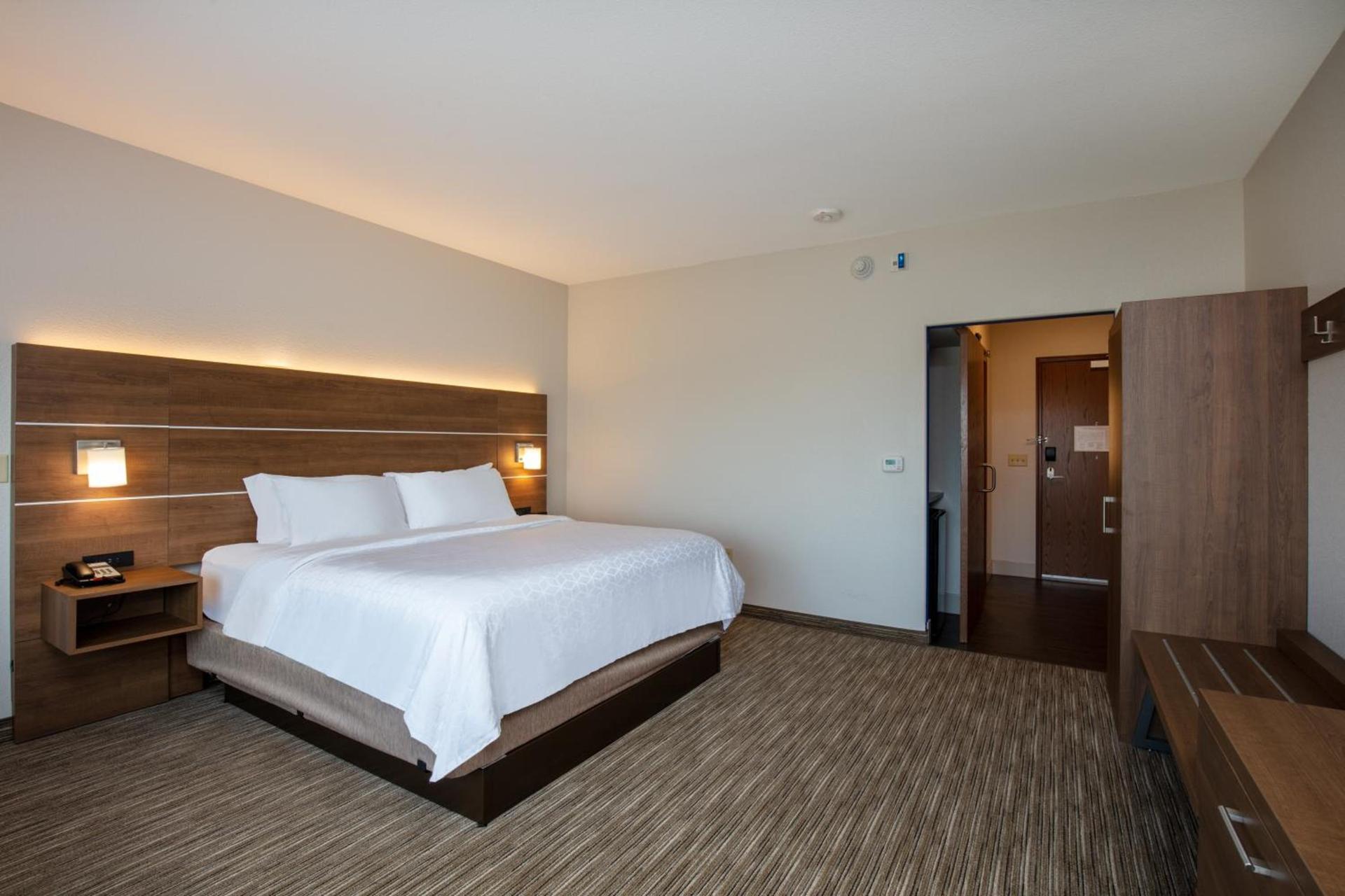 Holiday Inn Express & Suites - Beloit by IHG photo 46