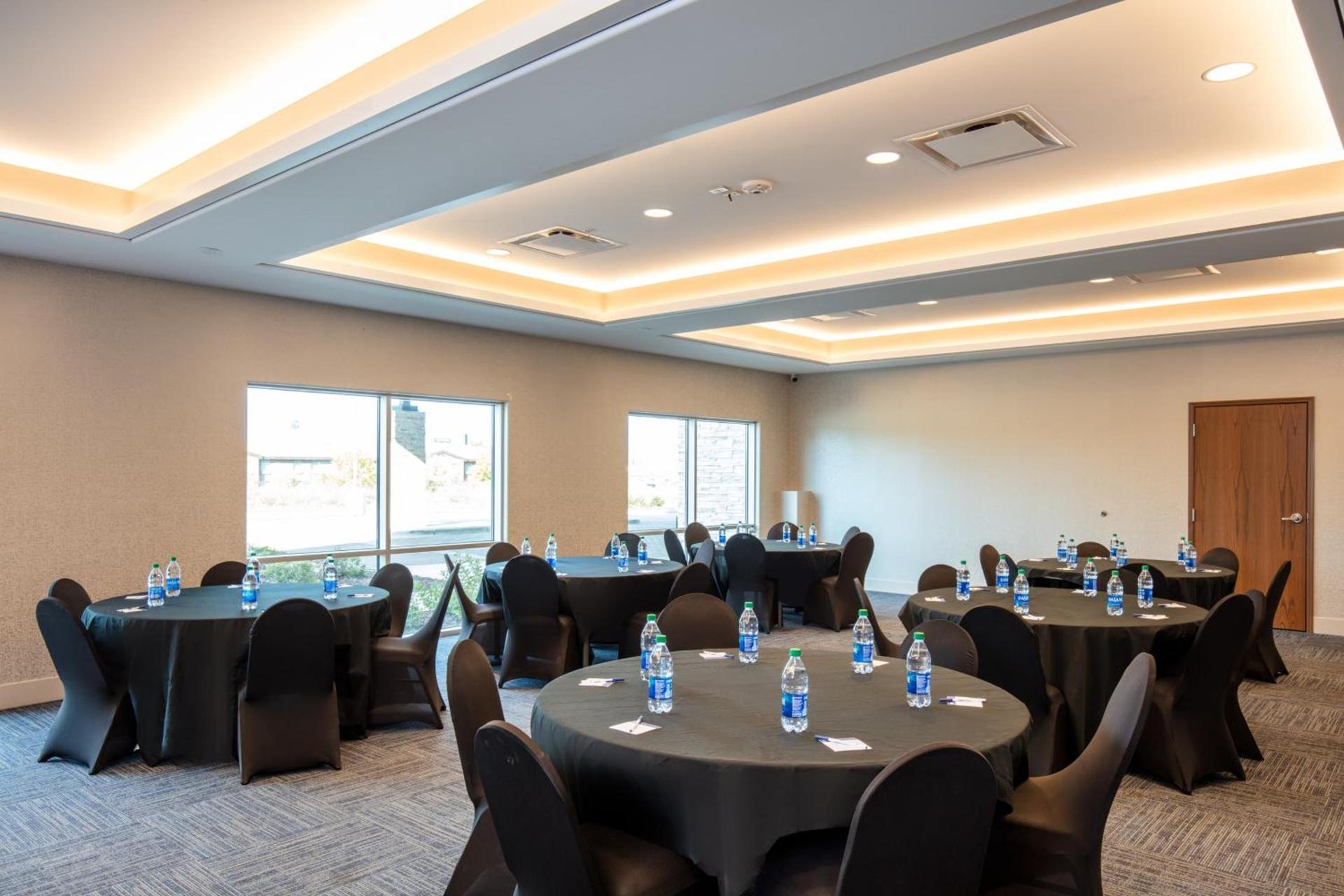Holiday Inn Express & Suites - Beloit by IHG photo 31