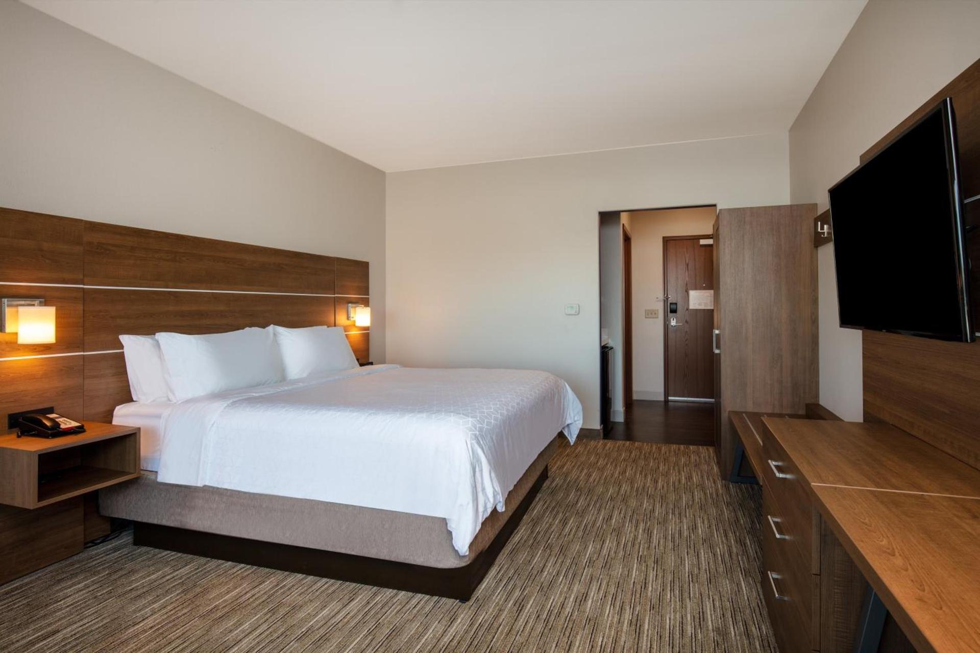 Holiday Inn Express & Suites - Beloit by IHG photo 53