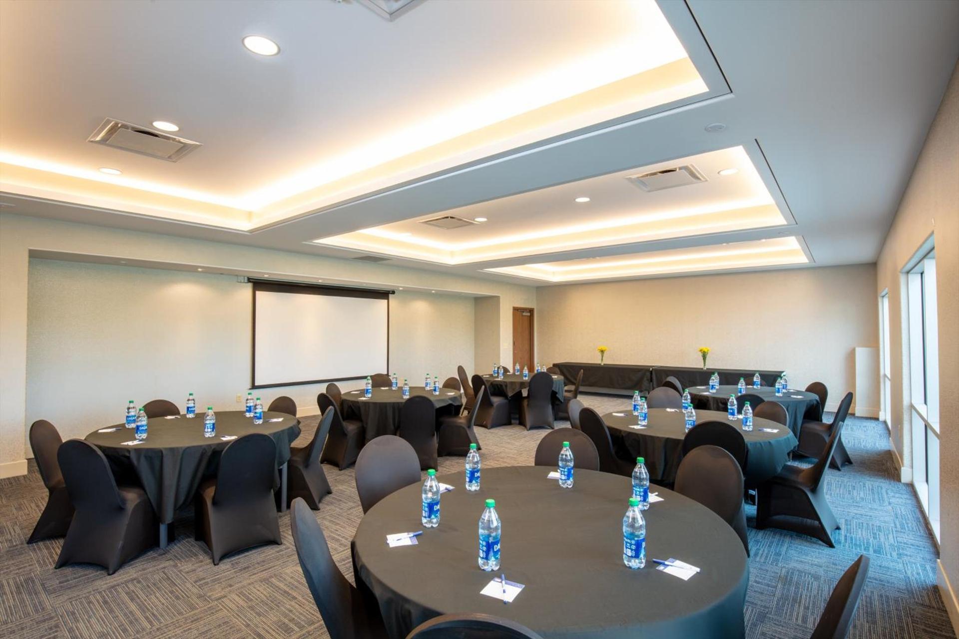 Holiday Inn Express & Suites - Beloit by IHG photo 33