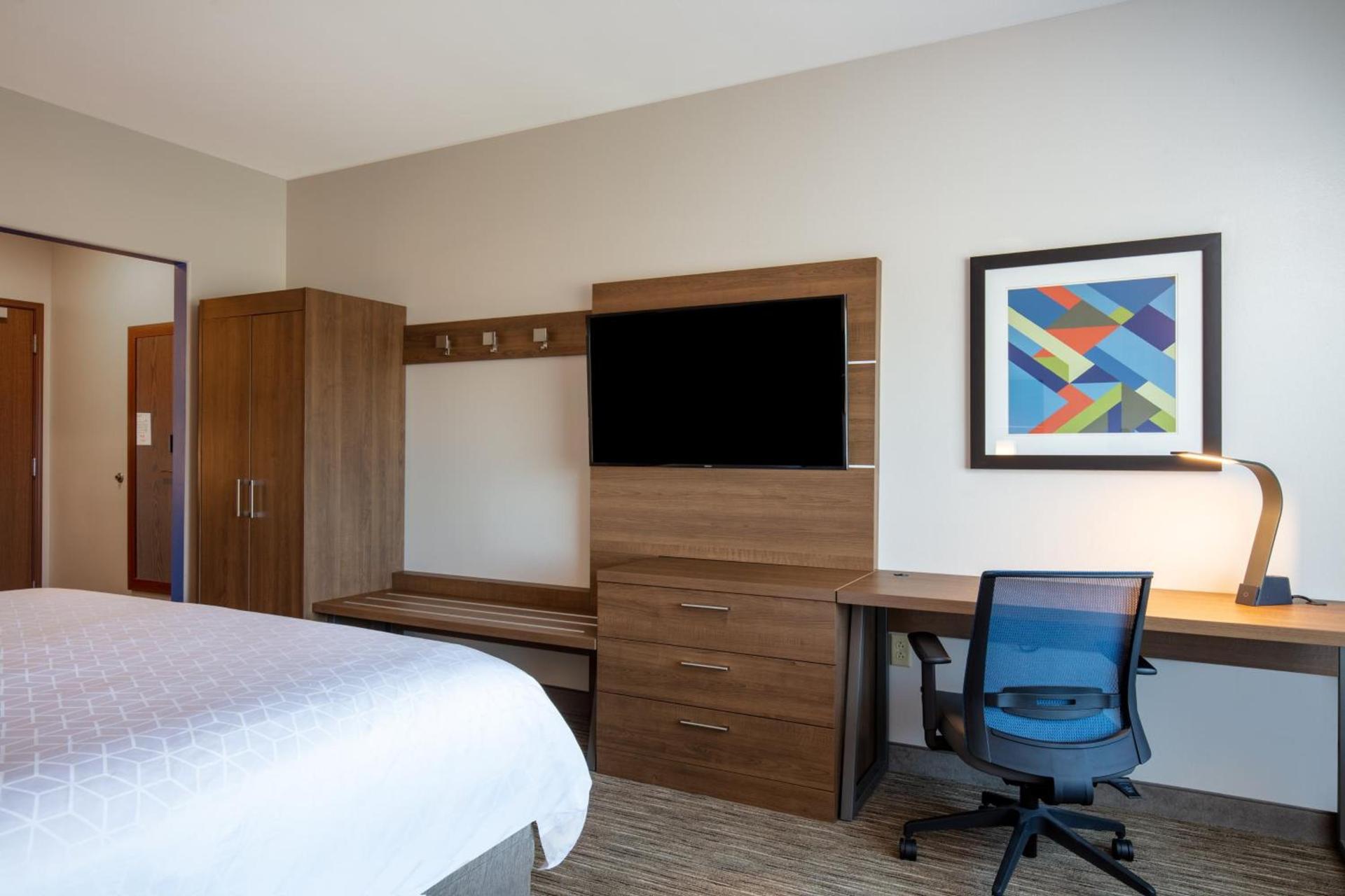 Holiday Inn Express & Suites - Beloit by IHG photo 54