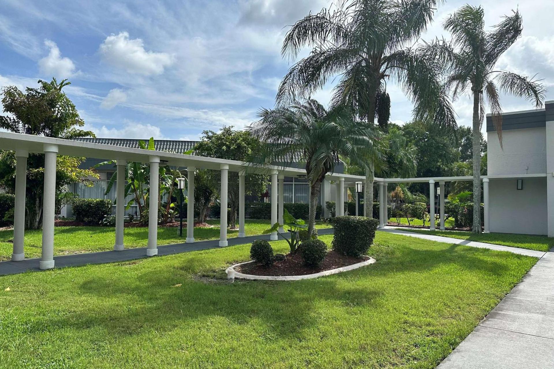 Ramada by Wyndham Cocoa photo 3