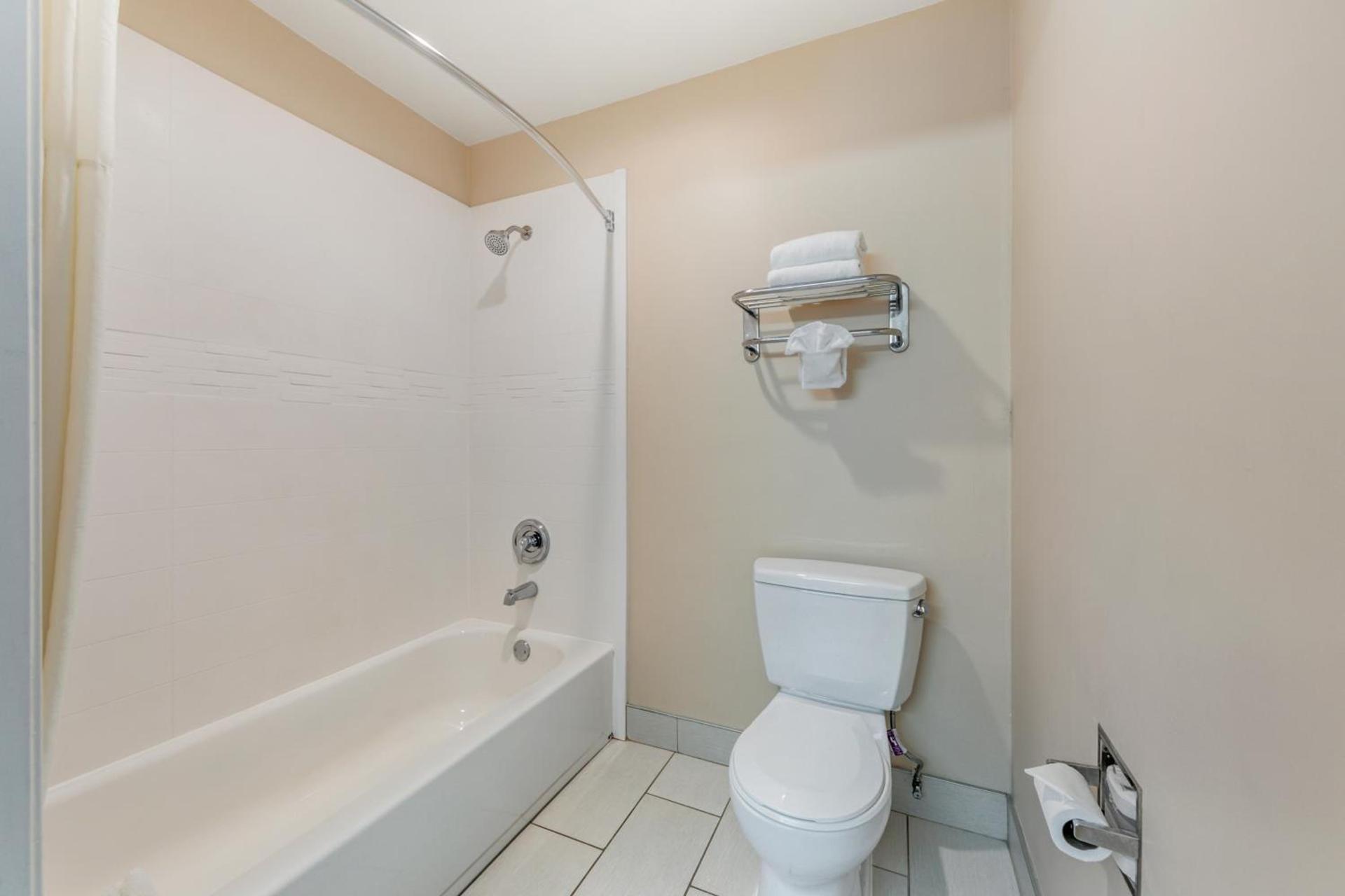 Quality Inn & Suites Anaheim Maingate photo 60