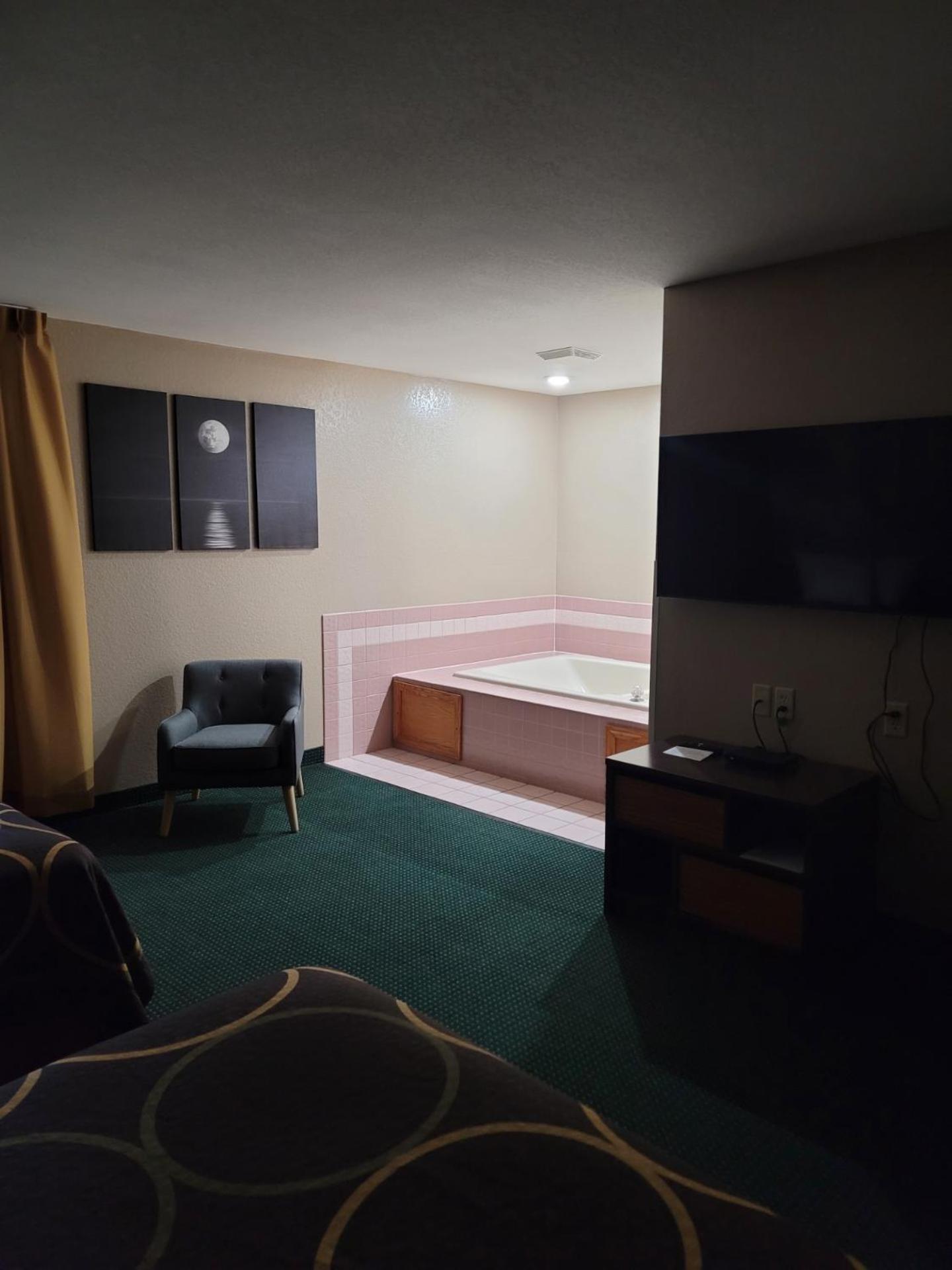 Super 8 by Wyndham Ionia MI photo 27
