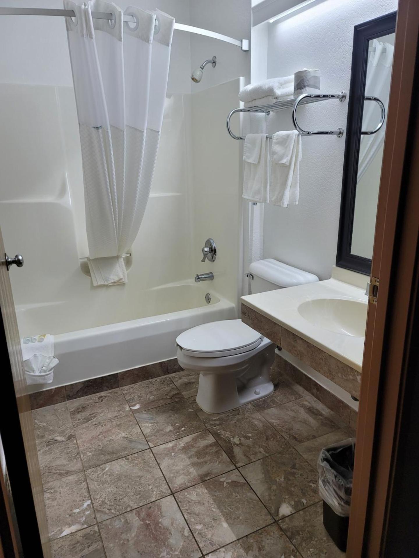 Super 8 by Wyndham Ionia MI photo 30